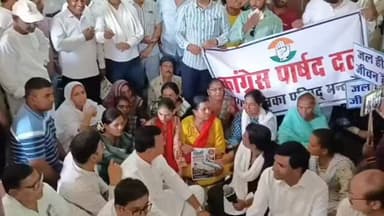 जिला कांग्रेस मंदसौर पार्षद दल द्वारा नगर पालिका में विरोध प्रदर्शन किया