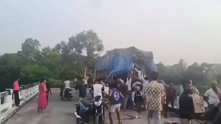 🥺 बिहार में शराबबंदी... लेकिन तस्वीर कुछ और ही बयां कर रही है!
सीतामढ़ी में शराब से लदा एक ट्रक खराब हो गया। जैसे ही आसपास के लोगों को इसकी भनक लगी, मौके पर भीड़ जुट गई। बताया जा रहा है कि पुलिस के पहुंचने से पहले ही कई लोगों ने अपने लिए "स्टॉक" की व्यवस्था कर ली। 🍾😅
शराबबंदी वाले राज्य में ऐसे दृश्य अक्सर इस बात पर सवाल खड़े कर देते हैं कि ज़मीनी स्तर पर कानून का पालन कितना प्रभावी है।
वीडियो सोशल मीडिया पर तेजी से वायरल हो रहा है। 👀
#Bihar #Sitamarhi #SharabBandi #BiharLiquorBan #LiquorBan #ViralVideo #BiharNews #Trending #BreakingNews #AlcoholBan #SocialMediaViral