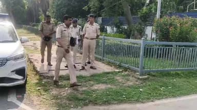 तेजप्रताप के घर पर हुई चोरी कीमती सामान, महत्वपूर्ण दस्तावेज और नगदी लेकर फरार होने का आरोप; पुलिस जांच में जुटी, फोरेंसिक टीम कर रही पड़ताल।
#JanShaktiJanataDal #MotilalRai #PoliticalCrisis #PartyAction #BreakingNews #BiharPolitics #PoliticalUpdate #ForensicInvestigation #PoliceProbe #NationalGeneralSecretary #PartyOrganization #BiharNews #LatestNews #PoliticalTurmoil #HeadlineNews