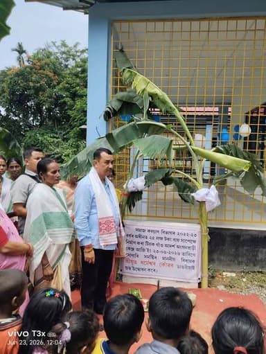 বিধায়ক ধৰ্মেশ্বৰ কোঁৱৰে সমাজ কল্যাণ বিভাগৰ ২০২২-২৩ বৰ্ষৰ অধীনত ২৫ লক্ষ টকা ব্যয় সাপেক্ষে নিৰ্মাণ কৰা টিয়ক গাঁও আদৰ্শ অংগনৱাড়ী কেন্দ্ৰৰ শুভ উদ্বোধন কৰে ।
এই আধুনিক অংগনৱাড়ী কেন্দ্ৰটোৱে অঞ্চলটোৰ কণ-কণ শিশুসকলৰ প্ৰাথমিক শিক্ষা, পুষ্টি, স্বাস্থ্যসেৱা আৰু সামগ্ৰিক বিকাশৰ ক্ষেত্ৰত এক সুদৃঢ় ভেটি স্থাপন কৰিব। একে সময়তে গৰ্ভৱতী মহিলা, স্তন্যপান কৰোৱা মাতৃ আৰু শিশুসকলৰ কল্যাণৰ বাবেও এই কেন্দ্ৰটো বিশেষভাৱে সহায়ক হ'ব ।
মুখ্যমন্ত্ৰী ড° হিমন্ত বিশ্ব শৰ্মা ডাঙৰীয়াৰ নেতৃত্বত অসম চৰকাৰে শিশু আৰু মাতৃ কল্যাণৰ ক্ষেত্ৰত গ্ৰহণ কৰা বিভিন্ন জনকল্যাণমূলক পদক্ষেপে তৃণমূল পৰ্যায়লৈ উন্নয়নৰ সুফল কঢ়িয়াই আনিছে। এই আদৰ্শ অংগনৱাড়ী কেন্দ্ৰটিও সেই প্ৰচেষ্টাৰেই এক উজ্জ্বল নিদৰ্শন।
#highlights
#Sonari #AnganwadiCentre #SocialWelfareDepartment #ChildDevelopment #WomenAndChildWelfare #AssamGovernment #ViksitAssam #BJPAssam #CharaideoDistrict