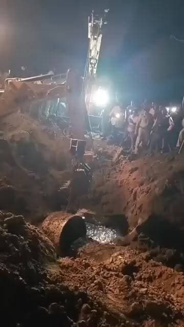 ये वीडियो चेनत गांव में जो T वाला मामला है वहा की है...
अब जब रात को T उखाड़ दी तो प्रशासन को किस बात की खुसी हुई य3 समझ नही आया....
कैसे सरकारी कर्मचारी चीख रहे है जैसे कोई युद्ध जीत लिया हो...
समझ नही आ रहा ये सच मे क्या हो रहा है...
किसी जानकार को जानकारी हो तो कोमेंट में जरूर बताएं...