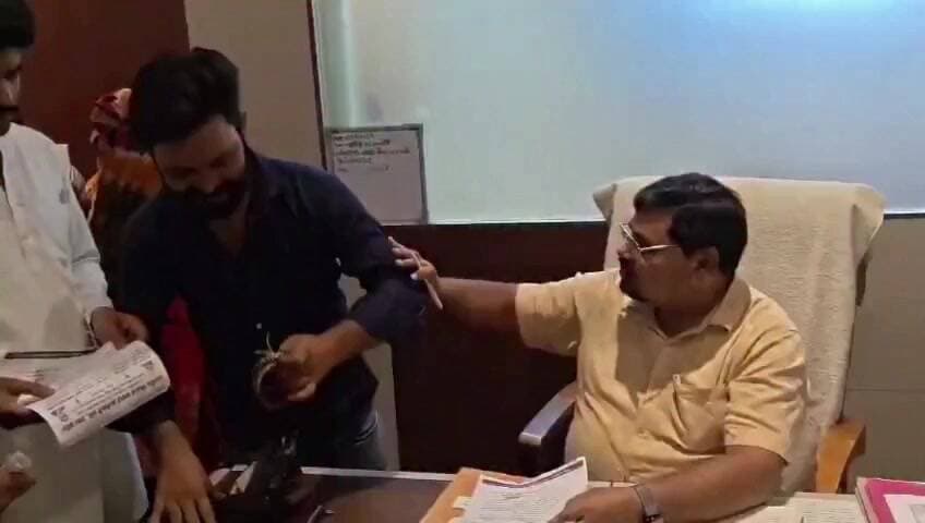 थोड़ी चूड़ियां पहन लो, एक लंहगा सिलवा लो!
नगर स्वास्थ्य अधिकारी के मुंह पर एक सफाईकर्मी ने चूड़ियां फैंककर दे मारी. कहा- "ले इन्हें पहन ले."
सफाईकर्मियों को आउससोर्स कंपनी ने 13 हजार रूपये/माह में हायर किया था. खून-पसीना बहाने के बाद सिर्फ 7500 रूपये/माह मिल रहे है
#GreaterNoida #SafaiKarmachari #OutsourceWorkers #WorkerProtest #BhanuPrakash #NagarSwasthyaAdhikari #CorruptionAllegation #WorkersRights #SalaryIssue #LabourRights #SafaiKaramchari #NoidaNews #UPNews #LocalNews #GroundReport #PublicIssue #CivicWorkers #BreakingNews #ViralNews #NewsUpdate