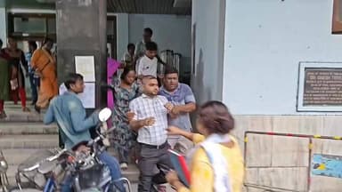 पश्चिम बंगाल की हालीशहर नगरमहापालिका के चेयरमैन सुभांकर घोष के भाई TMC युवा नेता पापन घोष के ऊपर क्षेत्र की पीड़ित जनता का चला अंडा, लात थप्पड़ घूंसा।
किसी तरह पुलिस ने उनको वसूली कटमनी से नाराज जनता से बचाया। #westbangal #nagarpalika #TMC