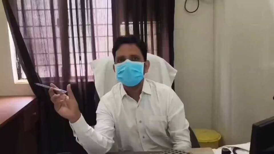 डॉक्टर बोला - तू होता कौन है बे...तू हमें बताएगा हम क्या लिखें क्या न लिखें..?
ये OPD हैं तुम्हारा घर नहीं है...!
ये बदतमीज टाइप डॉक्टर सीतापुर के खैराबाद CHC में तैनात है..इनकी भाषा सुनिए..!
एक क्षेत्रीय पत्रकार ने मरीजों को दवाइयां बाहर से लिखने को लेकर सवाल पूछ लिया जिसपर डाक्टर साहब का माथा गरम हो गया...!
साहब सरकारी संस्थान को निजी संपत्ति समझ रहें हैं..कह रहे है ये तुम्हारा घर नहीं है..OPD है तू सवाल पूछने वाला होता कौन है..!
अरे डॉक्टर साहब...जिस बिल्डिंग मैं बैठे हो वो...जनता के पैसे से निर्मित हुए है..जनता के नौकर हो तुम..बैठकर मक्कारी करोगे और बेशर्मी भरे लहजे में बात करोगे...शर्म नहीं आती...? #OPD