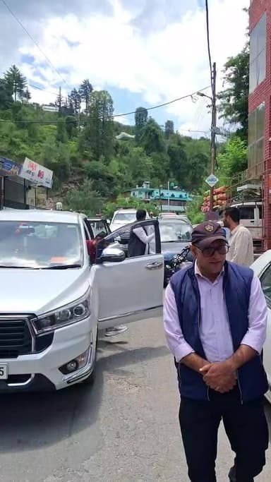 जुब्बल लाइव: भाजपा नेता चेतन बरागटा पहुंचे जुब्बल भाजपा कार्यकर्ताओं द्वारा किया जा रहा उनका स्वागत
