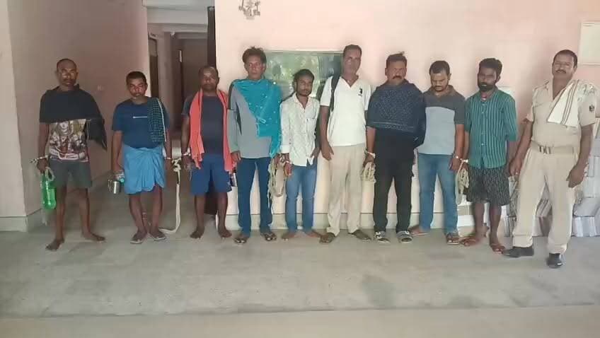 लखीसराय में मद्य निषेध विभाग की छापेमारी, अवैध शराब बरामद; नौ लोगों पर कार्रवाई
निषेध थाना लखीसराय की टीम ने 22 जून सोमवार को
जिले के विभिन्न क्षेत्रों में छापेमारी अभियान चलाकर अवैध शराब कारोबारियों और शराब सेवन करने वालों के खिलाफ कार्रवाई की. इस दौरान तीन लोगों के पास से अवैध चुलाई शराब बरामद की गई, जबकि छह लोगों को शराब पीने के आरोप में पकड़ा गया.
हलसी थाना क्षेत्र के मोहद्दीनगर में रामबालक चौधरी के पास से 9 लीटर तथा महेंद्र चौधरी के पास से 1.75 लीटर अवैध चुलाई शराब बरामद की गई. वहीं कजरा थाना क्षेत्र के मंझियामा मुसहरी गांव में मिथुन मांझी के पास से 1 लीटर अवैध चुलाई शराब जब्त की गई.
इसके अलावा लखीसराय शहर के काली मंदिर संतर मोहल्ला से 1तथा बड़हिया से पांच व्यक्ति को नशा सेवन में गिरफ्तार किया गया.
गिरफ्तार लोगों में लखीसराय संतर मोहल्ला से रंजीत कुमार को तथा बड़हिया से अमरजीत कुमार, मुकेश शर्मा, टुनटुन कुमार, उत्तम कुमार सिंह एवं जय राम शर्मा नशा सेवन मामले में गिरफ्तार हुए
मद्य निषेध विभाग ने सभी आरोपितों के विरुद्ध बिहार मद्य निषेध एवं उत्पाद अधिनियम के तहत आवश्यक कानूनी कार्रवाई शुरू कर दी है. विभाग ने कहा है कि जिले में शराबबंदी कानून को सख्ती से लागू करने के लिए अभियान लगातार जारी रहेगा. #bihar #lakhisarai #Crime #Excise #police