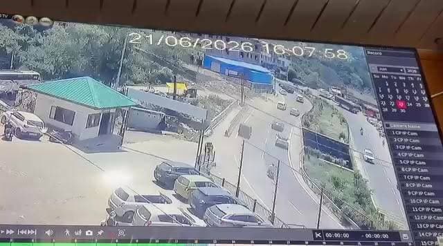 solan: सीसीटीवी फुटेज आया सामने सोलन सब्जी मंडी बाईपास पर हुए कार एक्सीडेंट का #solan #reels #follow #viral #media #follow #CCTVCamera
