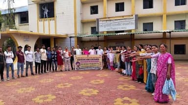 मादक द्रव्य निषेध दिवस पर संगोष्ठी, छात्रों ने लिया नशामुक्ति का संकल्प
अंतर्राष्ट्रीय मादक द्रव्य दुरुपयोग एवं अवैध तस्करी दिवस पर मध्यप्रदेश जन अभियान परिषद द्वारा सामाजिक न्याय विभाग के सहयोग से जिले के सभी विकासखंडों में जन जागरूकता रैली व संगोष्ठी आयोजित की जा रही है।
इसी क्रम में रानी दुर्गावती महाविद्यालय मंडला में मुख्यमंत्री सामुदायिक नेतृत्व क्षमता विकास पाठ्यक्रम के छात्रों की संगोष्ठी व रैली निकाली गई। जिला समन्वयक श्री सुशील बर्मन ने कहा कि नशे से हृदय रोग, लिवर खराब होना, कैंसर, मानसिक रोग व ओवरडोज से मौत का खतरा रहता है। विकासखंड समन्वयक श्री संतोष कुमार झारिया ने छात्रों को नशामुक्ति की शपथ दिलाई।
कार्यक्रम में सामाजिक न्याय विभाग के श्री अजीत मरावी, श्री रविन्द्र कुमार, परामर्शदाता श्रीमती रागिनी हरदहा, श्री आशीष नामदेव एवं बीएसडब्ल्यू-एमएसडब्ल्यू के छात्र-छात्राएं मौजूद रहे।
Jansampark Madhya Pradesh
CM Madhya Pradesh
#mandla