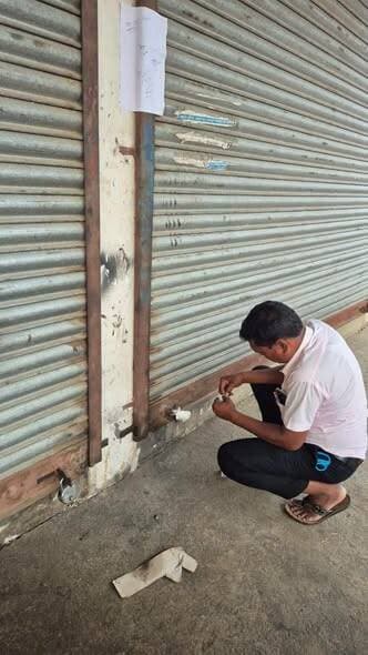 झोलाछाप डॉक्टर की क्लीनिक पर प्रशासन की कार्रवाई, क्लीनिक सील
कलेक्टर श्री राहुल नामदेव धोटे के निर्देशन में स्वास्थ्य एवं राजस्व विभाग की संयुक्त टीम द्वारा मवई क्षेत्र के घुटास उमरिया तिराहा स्थित झोलाछाप डॉक्टर की क्लीनिक पर छापामार कार्रवाई की गई। प्राप्त शिकायत के आधार पर की गई जाँच में क्लीनिक का संचालन अवैध रूप से किए जाने की आशंका पाए जाने पर अग्रिम कार्रवाई तक क्लीनिक को सील कर दिया गया है।
मुख्य चिकित्सा एवं स्वास्थ्य अधिकारी डॉ. डी.जे. मोहन्ती ने बताया कि श्री मिथुन कुमार लिखाके द्वारा संचालित क्लीनिक के संबंध में शिकायत प्राप्त हुई थी। शिकायत के सत्यापन के लिए स्वास्थ्य एवं राजस्व विभाग की संयुक्त निरीक्षण टीम ने मौके पर पहुंचकर क्लीनिक का निरीक्षण किया तथा आवश्यक अभिलेखों एवं तथ्यों की जांच की। इस दौरान उपलब्ध साक्ष्यों का भी संकलन किया गया।
निरीक्षण दल में तहसीलदार, मेडिकल ऑफिसर, नर्सिंग ऑफिसर एवं स्वास्थ्य विभाग का पर्यवेक्षकीय स्टाफ शामिल रहा। जांच के दौरान प्राप्त तथ्यों के आधार पर निरीक्षण दल ने अग्रिम कार्रवाई तक क्लीनिक को सील कर दिया है। प्रशासन ने स्पष्ट किया है कि जिले में अवैध रूप से चिकित्सा कार्य करने वालों के विरुद्ध सख्त कार्रवाई जारी रहेगी।
Jansampark Madhya Pradesh
CM Madhya Pradesh
#mandla
Directorate of Health Services, Madhya Pradesh
