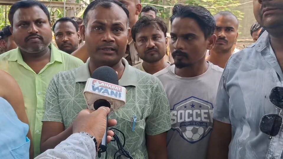 रोसड़ा में बीच सड़क गरमाया माहौल — नगर परिषद के पूर्व चेयरमेन और युवाओं के बीच तीखी बहस, लोगों की लगी भीड़। आखिर किस बात पर बढ़ा विवाद?
#RoseraRosera #SamastipurSamastipur #Bihar #ViralNews #BreakingNews #LocalNews #RoseraNews #Debate #YouthVoice #trendingnewsbangla