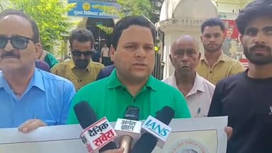 "विकास पुरुष राजा वीरभद्र सिंह को जयंती पर नमन — जनसेवा, विकास और दूरदर्शी नेतृत्व की विरासत आज भी हिमाचल के हर कोने में जीवंत है।" 🌹🙏
आज चम्बा में जिला कांग्रेस परिवार के साथ आधुनिक हिमाचल के शिल्पकार एवं प्रदेश के पूर्व मुख्यमंत्री स्वर्गीय राजा वीरभद्र सिंह जी की जयंती के अवसर पर फल वितरण कार्यक्रम आयोजित कर उन्हें भावभीनी श्रद्धांजलि अर्पित की गई। इस अवसर पर उनके प्रदेश के विकास, जनकल्याण और जनजातीय क्षेत्रों के उत्थान में दिए गए अतुलनीय योगदान को याद किया गया।
— सुरजीत भरमौरी
जिला कांग्रेस अध्यक्ष, चम्बा
#RajaVirbhadraSingh #VirbhadraSingh #HimachalPradesh #CongressParty #Tribute #RememberingLegend #DevelopmentMan #Chamba #HimachalPolitics #PublicService #Leadership #HimachalNews #CongressWorkers #LegacyLivesOn #RespectAndTribute