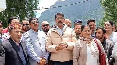 अखिल भारतीय कांग्रेस कमेटी (AICC) के सचिव एवं हिमाचल प्रदेश तथा चंडीगढ़ के सह-प्रभारी चेतन चौहान ने आज जनजातीय क्षेत्र पांगी में प्रेस वार्ता को संबोधित किया। इस अवसर पर उन्होंने संगठन की मजबूती, जनहित के मुद्दों तथा कांग्रेस पार्टी की भावी रणनीतियों पर अपने विचार रखे।
प्रेस वार्ता में जिला कृषि उपज मंडी समिति के अध्यक्ष ललित ठाकुर, जनजातीय सलाहकार परिषद सदस्य दौलत शर्मा, ऊन परिसंघ निदेशक सदस्य वीर सिंह राणा, नव-निर्वाचित प्रधान, उपप्रधान, पंचायत समिति सदस्य तथा कांग्रेस पार्टी के अनेक कार्यकर्ता उपस्थित रहे।
पांगी क्षेत्र के विकास, जनसमस्याओं के समाधान और संगठन को जमीनी स्तर पर मजबूत बनाने को लेकर विस्तृत चर्चा की गई। कार्यकर्ताओं ने भी क्षेत्र से जुड़े विभिन्न मुद्दों को प्रमुखता से उठाया।
कांग्रेस पार्टी जनहित, विकास और लोकतांत्रिक मूल्यों के प्रति अपनी प्रतिबद्धता के साथ निरंतर कार्य करती रहेगी।
7यह सोशल मीडिया पोस्ट उपयोग कर सकते हैं:
अखिल भारतीय कांग्रेस कमेटी (AICC) के सचिव एवं हिमाचल प्रदेश तथा चंडीगढ़ के सह-प्रभारी चेतन चौहान ने आज जनजातीय क्षेत्र पांगी में प्रेस वार्ता को संबोधित किया। इस अवसर पर उन्होंने संगठन की मजबूती, जनहित के मुद्दों तथा कांग्रेस पार्टी की भावी रणनीतियों पर अपने विचार रखे।
प्रेस वार्ता में जिला कृषि उपज मंडी समिति के अध्यक्ष ललित ठाकुर, जनजातीय सलाहकार परिषद सदस्य दौलत शर्मा, ऊन परिसंघ निदेशक सदस्य वीर सिंह राणा, नव-निर्वाचित प्रधान, उपप्रधान, पंचायत समिति सदस्य तथा कांग्रेस पार्टी के अनेक कार्यकर्ता उपस्थित रहे।
पांगी क्षेत्र के विकास, जनसमस्याओं के समाधान और संगठन को जमीनी स्तर पर मजबूत बनाने को लेकर विस्तृत चर्चा की गई। कार्यकर्ताओं ने भी क्षेत्र से जुड़े विभिन्न मुद्दों को प्रमुखता से उठाया।
कांग्रेस पार्टी जनहित, विकास और लोकतांत्रिक मूल्यों के प्रति अपनी प्रतिबद्धता के साथ निरंतर कार्य करती रहेगी।
#CongressParty #AICC #ChetanChauhan #HimachalPradesh #Chandigarh #PangiValley #TribalArea #PressConference #CongressWorkers #GrassrootsPolitics #LocalLeadership #PanchayatiRaj #HimachalPolitics #DevelopmentForAll #PublicConnect #TeamCongress #PangiNews #HimachalNews #PoliticalUpdate #IndiaPolitics
