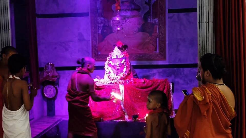 🔱🕉️ गोटेगांव से 16 किलोमीटर दूर परमहंसी गंगा आश्रम झोतेश्वर स्थित कामेश्वर महादेव मंदिर, आस्था और प्राकृतिक सौंदर्य का अनुपम संगम 🕉️🔱
गोटेगांव, नई दुनिया।
गोटेगांव से लगभग 16 किलोमीटर दूर परमहंसी गंगा आश्रम, झोतेश्वर के घने जंगलों और मनोहारी प्राकृतिक वातावरण के बीच स्थित कामेश्वर महादेव मंदिर श्रद्धालुओं की अटूट आस्था का प्रमुख केंद्र बना हुआ है। यहां विराजमान भगवान भोलेनाथ के दिव्य शिवलिंग के दर्शन मात्र से भक्तों का मन श्रद्धा और भक्ति से सराबोर हो उठता है।
प्राकृतिक सौंदर्य से घिरा यह मंदिर आध्यात्मिक शांति और सकारात्मक ऊर्जा का अद्भुत एहसास कराता है। प्रतिदिन बड़ी संख्या में श्रद्धालु यहां पहुंचकर भगवान शिव के दर्शन, पूजा-अर्चना और अभिषेक कर अपनी मनोकामनाओं की पूर्ति की प्रार्थना करते हैं।
मंदिर के पुजारियों द्वारा प्रतिदिन विधि-विधान से भगवान भोलेनाथ का विशेष श्रृंगार किया जाता है। इसके पश्चात आयोजित होने वाली भव्य महाआरती का दिव्य दृश्य श्रद्धालुओं को मंत्रमुग्ध कर देता है। घंटों और शंखनाद की गूंज से पूरा वातावरण शिवमय हो जाता है और भक्त भाव-विभोर होकर महादेव की आराधना में लीन हो जाते हैं।
प्राकृतिक रमणीयता, धार्मिक आस्था और आध्यात्मिक अनुभूति का अद्वितीय संगम बना कामेश्वर महादेव मंदिर क्षेत्रवासियों और दूर-दराज से आने वाले श्रद्धालुओं के लिए आकर्षण का प्रमुख केंद्र बना हुआ है।
#कामेश्वर_महादेव #झोतेश्वर #परमहंसी_गंगा_आश्रम #भोलेनाथ #महादेव #शिवभक्ति #गोटेगांव #नरसिंहपुर #मध्यप्रदेश #महाआरती #आस्था #NaiDunia #KailashGupta
✍️ कैलाश गुप्ता
नई दुनिया, नरसिंहपुर
📞 मो. 9329446506 🌹🙏