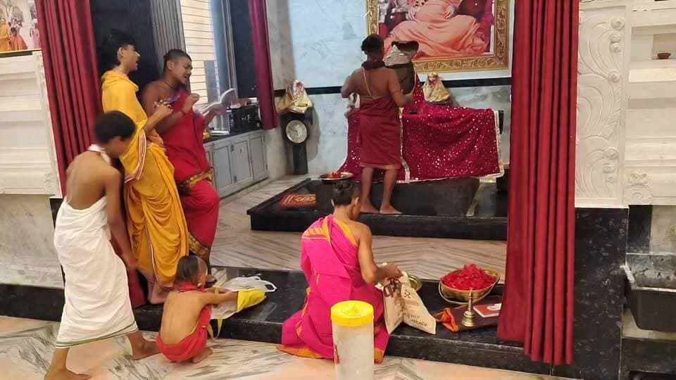 🔱🕉️ गोटेगांव से 16 किलोमीटर दूर परमहंसी गंगा आश्रम झोतेश्वर स्थित कामेश्वर महादेव मंदिर, आस्था और प्राकृतिक सौंदर्य का अनुपम संगम 🕉️🔱
गोटेगांव, नई दुनिया।
गोटेगांव से लगभग 16 किलोमीटर दूर परमहंसी गंगा आश्रम, झोतेश्वर के घने जंगलों और मनोहारी प्राकृतिक वातावरण के बीच स्थित कामेश्वर महादेव मंदिर श्रद्धालुओं की अटूट आस्था का प्रमुख केंद्र बना हुआ है। यहां विराजमान भगवान भोलेनाथ के दिव्य शिवलिंग के दर्शन मात्र से भक्तों का मन श्रद्धा और भक्ति से सराबोर हो उठता है।
प्राकृतिक सौंदर्य से घिरा यह मंदिर आध्यात्मिक शांति और सकारात्मक ऊर्जा का अद्भुत एहसास कराता है। प्रतिदिन बड़ी संख्या में श्रद्धालु यहां पहुंचकर भगवान शिव के दर्शन, पूजा-अर्चना और अभिषेक कर अपनी मनोकामनाओं की पूर्ति की प्रार्थना करते हैं।
मंदिर के पुजारियों द्वारा प्रतिदिन विधि-विधान से भगवान भोलेनाथ का विशेष श्रृंगार किया जाता है। इसके पश्चात आयोजित होने वाली भव्य महाआरती का दिव्य दृश्य श्रद्धालुओं को मंत्रमुग्ध कर देता है। घंटों और शंखनाद की गूंज से पूरा वातावरण शिवमय हो जाता है और भक्त भाव-विभोर होकर महादेव की आराधना में लीन हो जाते हैं।
प्राकृतिक रमणीयता, धार्मिक आस्था और आध्यात्मिक अनुभूति का अद्वितीय संगम बना कामेश्वर महादेव मंदिर क्षेत्रवासियों और दूर-दराज से आने वाले श्रद्धालुओं के लिए आकर्षण का प्रमुख केंद्र बना हुआ है।
#कामेश्वर_महादेव #झोतेश्वर #परमहंसी_गंगा_आश्रम #भोलेनाथ #महादेव #शिवभक्ति #गोटेगांव #नरसिंहपुर #मध्यप्रदेश #महाआरती #आस्था #NaiDunia #KailashGupta
✍️ कैलाश गुप्ता
नई दुनिया, नरसिंहपुर
📞 मो. 9329446506 🌹🙏