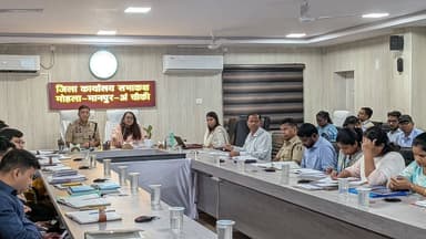 कलेक्टर श्रीमती तुलिका प्रजापति एवं एसएसपी श्री यशपाल सिंह ने ली कानून व्यवस्था एवं एनकॉर्ड समिति की समीक्षा बैठक।
- शैक्षणिक परिसरों के आसपास नशीले पदार्थों की बिक्री पर करें पूर्ण प्रतिबंध - कलेक्टर
- मेडिकल स्टोरों के नियमित निरीक्षण एवं आवश्यक कार्रवाई के दिए निर्देश
- मिलावटी एवं अवैध शराब के विक्रय पर प्रभावी नियंत्रण के निर्देश
#mmacdistrict_cg #chhattishgarh #कानून_व्यवस्था
@chhattisgarhcmo @dpr.chhattisgarh