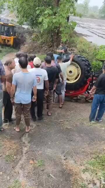 🚜🌧️ बारिश बनी हादसे की वजह, पलटा किसान का ट्रैक्टर… लोगों की सूझबूझ से बची जान! #ichhawar