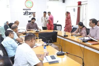 सिंगोली के गोपाल गाडी लोहार को एक बत्ती कनेक्शन के लिए तत्काल एन.ओ.सी.के निर्देश
🔸🔸🔸🔸🔸🔸🔸🔸🔸🔸🔸🔸🔸🔸🔸
कलेक्टर ने बब्बूबाई की फसल को नुकसान पहुचाने वालों के विरूद्ध कार्यवाही के दिए निर्देश
🔸🔸🔸🔸🔸🔸🔸🔸🔸🔸🔸🔸🔸🔸🔸
राजस्व अधिकारी खेतों पर जाने के रास्ते तत्काल खुलवाएं- कलेक्टर
🔸🔸🔸🔸🔸🔸🔸🔸🔸🔸🔸🔸🔸🔸🔸
कलेक्टर ने की जनसुनवाई - 145 आवेदकों की सुनी समस्याएं
🔸🔸🔸🔸🔸🔸🔸🔸🔸🔸🔸🔸🔸🔸🔸
कलेक्टर श्री हिमांशु चंद्रा ने मंगलवार को #जनसुनवाई करते हुए 145 आवेदकों की समस्याएं सुनी और उनका समय सीमा में निराकरण करने के निर्देश संबंधित अधिकारियों को दिए। जनसुनवाई में कलेक्टर ने सिंगोली के गोपाल गाडी लौहार को एक बत्ती कनेक्शन के लिए न.पा.से तत्काल एन.ओ.सी.प्रदान करने के निर्देश सीएमओ सिंगोली को दिए। इस अवसर पर एडीएम श्री बी.एस.कलेश, एसडीएम श्री पराग जैन सहित अन्य जिला अधिकारी उपस्थित थे।
जनसुनवाई में कलेक्टर ने लसुडिया मनासा की बब्बुबाई पति मुकेश के आवेदन पर उसे परेशान करने पर उतारू रहने वाले एवं फसलों को नुकसान पहुचाने वाले के विरूद्ध कार्यवाही करने के निर्देश एसडीएम मनसा को दिए है।
कलेक्टर ने जनसुनवाई में गुडीखेडा (रतनगढ़) निवासी देवराज राठौर के आवेदन पर उसके कुए पर जमीन का रास्ता बंद करने वालों के विरूद्ध कार्यवाही कर समय सीमा में रास्ता खुलवाने के निर्देश एसडीएम जावद को दिए है। सेमली इस्तमुरार की मायाबाई ने रास्ते के अभाव में एक वर्ष से पडत जमीन पर जाने का रास्ता दिलाने संबंधी आवेदन पर कलेक्टर ने नायब तहसीलदार कुकडेश्वर को निर्देश दिए, कि वे तत्काल टीम भेजकर मायाबाई को खेत पर जाने का रास्ता दिलवाए।
जनसुनवाई में घसुण्डी बामनी की कान्ताबाई, डिकेन के सुरेश कुमार, केनपुरिया के अनिल कछावा, बांगरेड का खेडा, भरभडिया के उदयराम, हिंगोरिया की सुनीता बाई, नाथूलाल बंजारा, जोडमी के पूरनमल बंजारा, सुवाखेडा के राजेश, भवरासा की राजीबाई, चम्पी के भागीरथ, खजुरिया के मोतीलाल, जावद के गोविंद धाकड़, फोफलिया के गुलाबचंद, आम्बा की मानाबाई, बडी की राजुली बाई, रतनपुरा के नानालाल, जेसिपुरा के सुभाष, डसानी के नारायणसिह, मेंढकी के मुकेश, नयागांव के सत्तु धाकड़ ने अपनी समस्याओं से संबंधित आवेदन प्रस्तुत किए।
इसी तरह रामपुरा के मोहनलाल, कोठडी इस्तमुरार के बाबुलाल, इंदिरा नगर विस्तार नीमच की मुस्कान, ग्वालटोली की पुनम, धामनिया की रीना बारेट, चीताखेडा के सिराह, दुदरसी के फुलचंद, अठाना के भंवरलाल, चचोर के मुबारिक खां, इंदिरा नगर नीमच की मनीषा गोयल, पिपल्याहाडी के मोहन, बनी के कचरूलाल, मोती नगर नीमच की विरवती कुशवाह, गिरदौडा के किशनसिह, नानपुरिया के पुष्कर, नयागांव के राजू धाकड ने भी अपनी समस्याओं से संबंधित आवेदन जनसुनवाई में प्रस्तुत किए। जिस पर कलेक्टर ने कार्यवाही के निर्देश संबंधित अधिकारियों को दिए।
#Neemuch
#PublicService
Jansampark Madhya Pradesh
Collector Office Neemuch