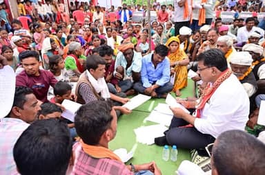 उप मुख्यमंत्री श्री विजय शर्मा ने सुदूर बैगा बाहुल्य वनांचल क्षेत्र के ग्रामों का दौरा कर ग्रामीणों से संवाद किया तथा 92.50 लाख रुपये के विभिन्न विकास कार्यों की घोषणा की।
दौरे के दौरान उन्होंने बैगा परिवारों के साथ जमीन पर बैठकर भोजन किया और मूलभूत सुविधाओं से जुड़ी समस्याओं के त्वरित समाधान के निर्देश दिए।
@vijaysharmacg
#kawardha_chattisgarh