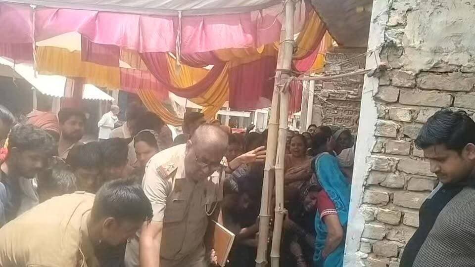 🚨 बहादुरगंज बाजार में दर्दनाक हादसा: ट्रैक्टर-ट्रॉली की चपेट में आने से 5 वर्षीय मासूम की मौत, बुझ गया घर का इकलौता चिराग।
बलरामपुर के ललिया थाना क्षेत्र स्थित बहादुरगंज बाजार में मंगलवार सुबह एक हृदयविदारक सड़क हादसे में 5 वर्षीय मासूम अथर्व सोनी की मौत हो गई। बताया जा रहा है कि मासूम घर के बाहर खड़ी स्कूटी पर खेल रहा था, तभी गिट्टी लदी ट्रैक्टर-ट्रॉली की टक्कर से स्कूटी गिर गई और बच्चा ट्रॉली के पहिए की चपेट में आ गया।
अथर्व अपने ननिहाल बहादुरगंज बाजार में एक पारिवारिक संस्कार कार्यक्रम में शामिल होने आया था। हादसे के बाद मौके पर चीख-पुकार मच गई और पूरे इलाके में शोक की लहर दौड़ गई।
सूचना मिलते ही ललिया पुलिस मौके पर पहुंची और शव को पोस्टमार्टम के लिए भेजते हुए जांच शुरू कर दी।
इकलौते लाल की मौत से परिजनों का रो-रोकर बुरा हाल है। मां ज्योति सोनी बार-बार बेसुध हो रही हैं।
#Balrampur #Lalia #RoadAccident #BreakingNews #Bahadurganj #ChildDeath #UttarPradesh #AccidentNews #SadNews #BalrampurNews #FacebookPost #ViralNews #JusticeForAtharv #TrafficSafety #UPNews #upnewsउत्तरप्रदेशबलरामपुर