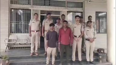 *"जादू-टोने के शक में मासूम का कत्ल: 12 साल के अंकुश को मौत के घाट उतार जंगल में फेंका शव, 48 घंटे में पुलिस ने खोला राज!"पुलिस अधीक्षक ने बैतूल में किया पुरे मामले का पर्दाफाश*
"जादू-टोने के शक में 12 साल के मासूम का कत्ल: जंगल में फेंका शव, 48 घंटे में पुलिस अधीक्षक ने बैतूल में किया पर्दाफाश
बैतूल जिले के मुलताई से दिल दहला देने वाली वारदात सामने आई है, जहां अंधविश्वास और जादू-टोने के शक में एक 12 वर्षीय मासूम की बेरहमी से हत्या कर दी गई। इस सनसनीखेज हत्याकांड का खुलासा मुलताई पुलिस ने महज 48 घंटे के भीतर करते हुए दो आरोपियों को गिरफ्तार कर लिया है। पुलिस अधीक्षक कार्यालय से पुलिस अधीक्षक में मंगलवार दोपहर 1:30 बजे जानकारी देते हुए बताया कि ताईखेड़ा गांव निवासी 12 वर्षीय अंकुश आहके 20 जून की दोपहर से लापता था। परिजनों ने पुलिस को बताया कि गांव का ही युवक सुदामा इनवाती उसे खेलने के बहाने अपने साथ ले गया था, जिसके बाद वह घर नहीं लौटा। शिकायत मिलते ही पुलिस ने गुमशुदगी का मामला दर्ज कर तलाश शुरू की।
जांच के दौरान पुलिस का शक सुदामा इनवाती पर गया। हिरासत में लेकर पूछताछ की गई तो उसने चौंकाने वाला खुलासा किया। आरोपी ने बताया कि उसने अपने साथी राकेश उइके के साथ मिलकर अंधविश्वास और जादू-टोने के शक में मासूम अंकुश की हत्या कर दी। दोनों आरोपियों ने पहले लोहे की रॉड से हमला किया, फिर रस्सी से गला घोंटकर उसकी जान ले ली।
हत्या के बाद आरोपियों ने शव को बोरी में बांधा और ग्राम सालईढाना के जंगल में एक नाले में फेंक दिया ताकि किसी को भनक न लगे। पुलिस ने आरोपियों की निशानदेही पर शव बरामद कर लिया और दोनों को गिरफ्तार कर लिया है।
पुलिस अधीक्षक वीरेन्द्र जैन ने लोगों से अंधविश्वास और अफवाहों से दूर रहने की अपील करते हुए कहा है कि वैज्ञानिक सोच और कानून पर भरोसा ही ऐसे जघन्य अपराधों को रोक सकता है। फिलहाल पुलिस मामले की आगे की जांच में जुटी हुई है।
#JusticeForAnkush #अंधविश्वास_की_कीमत #जादूटोने_के_शक_में_हत्या #बैतूल_पुलिस #BetulNews #BreakingNews #CrimeNews #48घंटे_में_खुलासा #मध्यप्रदेश_समाचार #PoliceAction #BetulPolice
#BetulNews
#Multai
#JusticeForAnkush
#BreakingNews
#CrimeNews
#MadhyaPradeshNews
#PoliceAction
#BlindMurderCase
#SuperstitionKills
#StopSuperstition
#Justice
#MPPolice
#ViralNews
#Exclusive
#अंधविश्वास_की_कीमत
#जादूटोने_के_शक_में_हत्या
#मासूम_की_हत्या
#बैतूल_समाचार
#मुलताई_समाचार