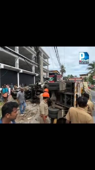 എംസി റോഡിൽ പന്തളത്ത് SNDP യൂണിയൻ ഓഫീസിന് സമീപം വാഹനാപകടം; ബൈക്ക് യാത്രികൻ മരിച്ചു..കൊട്ടാരക്കരക്ക് പോയ വാഴക്കുല കയറ്റി വന്ന ലോറി നിയന്ത്രണം വിട്ട് മുന്നേ പോയ സ്കൂട്ടർ യാത്രക്കാരനെ ഇടിച്ചിട്ട ശേഷം ഇലക്ടിക്ക് പോസ്റ്റിൽ ഇടിച്ചു മറിയുകയായിരുന്നു. റോഡ് സൈഡിൽ നിർത്തിയിട്ടിരുന്ന രണ്ട് കാറുകളിലും ലോറി ഇടിച്ചു
എംസി റോഡിൽ ഗതാഗതം തടസപ്പെട്ടു
അടൂരിൽ നിന്നും ഫയർഫോഴ്സ് സംഘം എത്തി
വൈകിട്ട് 4 മണിക്ക് ആണ് അപകടം