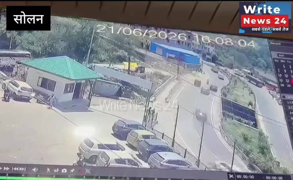 सोलन: बघाट बाईपास पर हुआ खतरनाक एक्सीडेंट, तेज रफ्तार कार सड़क के किनारे सेफ्टी बैरियर तोड़ते हुए खाई में गिरी ।
दुर्घटना का सीसीटीवी वीडियो आया सामने ।
#himachalpradesh #solan #CCTVCamera #accident #followers #highlights