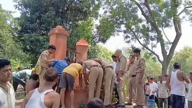 रायबरेली में रील बनाने के दौरान दर्दनाक हादसा
सरेनी थाना क्षेत्र के शिवपुरी गांव में रील बनाते समय महिला का संतुलन बिगड़ गया और वह कुएं में गिर गई। हादसे में रश्मि तिवारी की मौत हो गई। सूचना पर पहुंची पुलिस और फायर ब्रिगेड टीम ने शव को बाहर निकालकर पोस्टमार्टम के लिए भेज दिया।
पुलिस के अनुसार मृतका को रील बनाने का शौक था और कुछ समय से उसका मानसिक संतुलन भी ठीक नहीं था।
#रायबरेली #रीलबाजी #हादसा #BreakingNews #UttarPradesh #RaeBareli #ViralNews #Police #FireBrigade #Shivpuri #NewsUpdate
