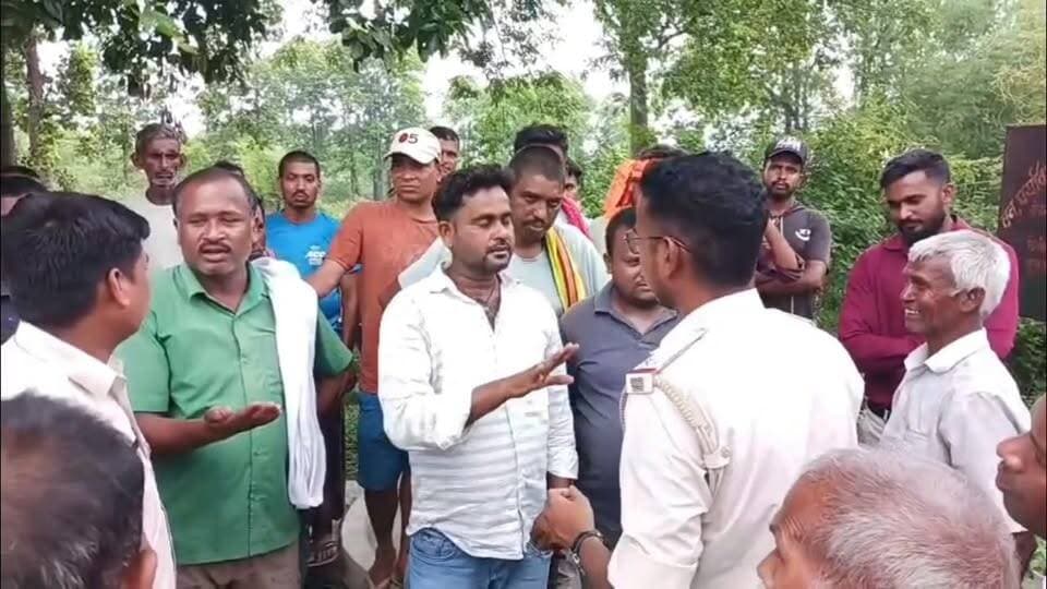 #बोकारो : #वन #विभाग के #द्वारा #टेंच #काटने को #लेकर #ग्रामीणों का #विरोध, #बेरंग #लौटी #टीम
बेरमो अनुमंडल स्थित पेटरवार प्रखंड के तेनु डैम पुनर्वास क्षेत्र पंचायत पतकी के मिर्जापुर और नावाडीह गांव के पास नदी के सटे भाग में वन विभाग के द्वारा जेसीबी लेकर ट्रेंच काटने और पौधारोपण करने गए वन विभाग के अधिकारी व कर्मियों को ग्रामीणों का भारी विरोध झेलना पड़ा है। इस दौरान उपस्थित महिला-पुरुष ग्रामीणों का वन विभाग के खिलाफ गुस्सा फूट पड़ा और ग्रामीणों ने तेनु डैम से पुनर्वास में मिले जमीन छीने जाने को लेकर वन विभाग के खिलाफ जमकर हल्ला बोला। वहीं ग्रामीणों ने एकजुट होकर वन विभाग का खिलाफत करते हुए अपने पूर्वजों की जमीन को बचाने का निर्णय लिया और पौधारोपण के लिए ट्रेंच काटने नहीं दिया। जिसके कारण वन विभाग के कर्मियों को बगैर ट्रेंच काटे ही वापस आ जाना पड़ा। मालूम हो कि बोकारो डीएफओ के आदेश पर पेटरवार के वनपाल मो. तोबीद के नेतृत्व में वन विभाग की टीम मंगलवार को वन विभाग सुरक्षा बल के साथ जेसीबी लेकर मिर्जापुर गांव जा धमकी। इसके बाद वन विभाग की टीम में शामिल लोग जेसीबी से ट्रेंच कटवाने का काम शुरू करते ही भारी संख्या में महिला और पुरुष ग्रामीण वहां पहुंचे और वन विभाग का विरोध करने लगे। जिसके कारण वन विभाग को ट्रेंच कटवाने का काम बंद कर देना पड़ा। ग्रामीणों द्वारा विरोध किए जाने के बाद वन विभाग की टीम को बैरंग वापस लौटना पड़ा।
वहीं वन विभाग से आये मो तोबीद ने बताया की हमारे पास जो नक्शा है उसी के अनुसार ट्रेंच कटिंग का काम किया जा रहा है।
इस दौरान ग्रामीणों ने कहा कि तेनु डैम पुनर्वास क्षेत्र पतकी पंचायत में कई वर्षों से हमारे पूर्वज उक्त जमीन पर खेती करते आए हैं। इस जमीन पर किसी कीमत पर पौधरोपण नहीं होने देंगे वन विभाग अपनी जमीन पर ट्रेंच नहीं काट हमें पुनर्वास में मिली खेती योग्य जमीन पर ट्रेंच कटिंग और पौधरोपण कर रही है। ग्रामीणों ने आरोप लगाया है कि पौधारोपण के नाम पर बड़े पेड़ो को काटा जा रहा है यहां वन विभाग वन को उजाड़ कर कटीले बांस का लगा रही है जिससे हमारे मवेशी कटीले बांस में फंस कर मर रहे हैं।