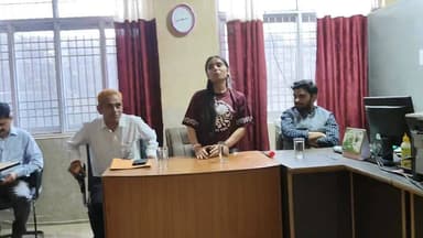 एक दिन की "यंग एडमिनिस्ट्रेटर" बनीं पलक भाटिया!
भवारना/सुलह: स्कूल के बच्चों में लीडरशिप और प्रशासनिक कौशल को बढ़ावा देने के लिए एक बेहतरीन पहल! 'यंग एडमिनिस्ट्रेटर इनिशिएटिव' कार्यक्रम के तहत पीएम श्री राजकीय वरिष्ठ माध्यमिक पाठशाला भवारना की छात्रा कुमारी पलक भाटिया को एक दिन के लिए विकास खंड भवारना का खंड विकास अधिकारी (BDO) बनाया गया।
सहायक आयुक्त (विकास) एवं बीडीओ भवारना चंद्र प्रकाश (IAS) की अगुआई में पलक ने न सिर्फ इस कुर्सी को संभाला, बल्कि प्रशासनिक कामकाज की बारीकियों को भी करीब से समझा।
📋 दिनभर के कामकाज की मुख्य झलकियां:
• भव्य स्वागत और कार्यभार: कार्यालय पहुँचने पर पलक का औपचारिक स्वागत हुआ, जिसके बाद उन्हें प्रतीकात्मक मानद रस्म के साथ बीडीओ की कुर्सी सौंपी गई।
• फाइलों का निरीक्षण: ग्रामीण विकास, एनआरएलएम, पंचायत और अकाउंट्स ब्रांच का ओरिएंटेशन करने के बाद पलक ने गैर-गोपनीय फाइलों को देखा और एक मॉक फाइल पर अपनी टिप्पणियां (Noting) भी दर्ज कीं।
• जनता से संवाद: कार्यालय में आए लोगों से सीधा संवाद कर उनकी समस्याओं को सुना और संभावित समाधान सुझाए।
• समीक्षा बैठक व फील्ड दौरा: कनिष्ठ अभियंताओं (JEs), पंचायत निरीक्षक और ब्लॉक मिशन मैनेजर के साथ समीक्षा बैठक की अध्यक्षता की। दोपहर के सत्र में विकास कार्यों का जायजा लेने के लिए फील्ड का दौरा भी किया।
"इस अनूठी पहल का मुख्य उद्देश्य स्कूली छात्रों के भीतर नेतृत्व (Leadership), निर्णय लेने की क्षमता, जोखिम लेने की क्षमता और प्रशासनिक कौशल को विकसित करना है।"
— चंद्र प्रकाश (IAS), सहायक आयुक्त (विकास) एवं बीडीओ भवारना।
छात्रा पलक भाटिया ने भी इस सुनहरे अवसर के लिए बीडीओ चंद्र प्रकाश और भवारना खंड विकास कार्यालय के समस्त स्टाफ का दिल से आभार जताया है।
🎤 रिपोर्ट: अतुल वर्मा
#YoungAdministrator #HimachalPradesh #Bhavarna #Sulah #StudentEmpowerment #IAS #Education #Leadership #PMSHRI