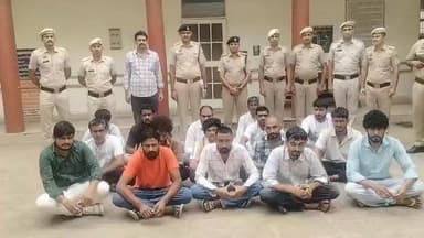 भिवानी में पैरोल पर जेल से बाहर आकर 16 साथियों के साथ शक्ति प्रदर्शन करने वाले पुलिस के हत्थे चढ़े...
पैरोल की शर्तों का उल्लंघन करने वाले बंदियों के विरुद्ध होगी सख्त कार्रवाई : पुलिस अधीक्षक भिवानी
प्रबंधक थाना बहल निरीक्षक संजय कुमार ने जानकारी देते हुए बताया कि जिला जेल में बंद वे बंदी, जिन्हें न्यायालय अथवा सक्षम प्राधिकारी द्वारा पैरोल प्रदान की जाती है, उन्हें पैरोल अवधि के दौरान निर्धारित नियमों एवं शर्तों का पालन करना अनिवार्य होता है। पैरोल पर आए बंदी अपने द्वारा बताए गए निवास स्थान को छोड़कर अन्यत्र नहीं जा सकते, उन्हें शांति एवं कानून व्यवस्था बनाए रखते हुए अच्छा आचरण रखना होता है तथा कोई ऐसा कार्य नहीं करना चाहिए जिससे आमजन की शांति भंग हो या कानून व्यवस्था प्रभावित हो।
उन्होंने बताया कि इसी प्रकार का एक मामला *बंदी मनदीप उर्फ बागड़ी निवासी गुलशन नगर कॉलोनी, तोशाम, जिला भिवानी का सामने आया।* उक्त बंदी पैरोल पर जेल से बाहर आया हुआ था, लेकिन पैरोल की शर्तों का उल्लंघन करते हुए दिनांक 04 जून 2026 को अपने साथियों के साथ लगभग 10 से 15 गाड़ियों के काफिले में गांव बुढेडा पहुंचा। वहां उसने अपने साथियों के साथ शक्ति प्रदर्शन किया तथा आम नागरिकों की शांति एवं कानून व्यवस्था को प्रभावित करने का प्रयास किया। इस दौरान बनाई गई वीडियो को सोशल मीडिया पर भी अपलोड किया गया।
मामला पुलिस के संज्ञान में आने के उपरांत नियमानुसार कार्रवाई करते हुए बंदी मनदीप उर्फ बागड़ी के विरुद्ध पैरोल की शर्तों के उल्लंघन संबंधी रिपोर्ट तैयार कर उसकी पैरोल निरस्त किए जाने की सिफारिश भेजी गई। सक्षम प्राधिकारी द्वारा सिफारिश स्वीकार करते हुए आरोपी की पैरोल रद्द कर दी गई, जिसके बाद जिला पुलिस ने उसे पुनः जिला कारागार भिवानी में दाखिल करवा दिया।
मनदीप उर्फ बागड़ी के विरुद्ध दो आपराधिक मामले दर्ज हैं। पहला मामला वर्ष 2018 का है, जिसमें मारपीट एवं जान से मारने की धमकी देने संबंधी धाराएं शामिल हैं। दूसरा मामला वर्ष 2020 का है, जिसमें हत्या, हत्या के प्रयास, मारपीट सहित अन्य गंभीर धाराओं के तहत अभियोग दर्ज है। उक्त अभियोग में वह उम्रकैद की सजा भुगत रहा था तथा पैरोल पर जेल से बाहर आया हुआ था।
दिनांक 22.06.2026 को इस प्रकरण में आगामी व प्रभावी कार्रवाई करते हुए थाना बहल पुलिस ने आरोपी मनदीप के 16 साथियों को भी गिरफ्तार कर उनके विरुद्ध निवारक कार्रवाई कमल में लाई गई है
*गिरफ्तार किए गए आरोपियों की पहचान संदीप पुत्र धर्मबीर निवासी बुढेड़ा, मोनू पुत्र रामपाल निवासी बागनवाला, बजरंग पुत्र ज्ञानचंद निवासी तोशाम, अमित पुत्र अतर सिंह निवासी राजस्थान, आशीष पुत्र कृष्ण निवासी खानक, विकास पुत्र कृष्ण निवासी सिद्धवा, आकाश पुत्र संजय कुमार निवासी तोशाम, मोनू पुत्र रोशन लाल निवासी खानक, रमेश पुत्र कृष्ण कुमार निवासी तोशाम, जितेंद्र पुत्र रामनिवास निवासी गुलशन नगर कॉलोनी तोशाम, जोगेंद्र पुत्र फतेह सिंह निवासी गुलशन नगर कॉलोनी तोशाम, जगजीत पुत्र रामकुमार निवासी गुलशन नगर कॉलोनी तोशाम, सावन पुत्र रामनिवास निवासी गुलशन नगर कॉलोनी तोशाम, पंकज पुत्र राजबीर निवासी तोशाम, सुनील पुत्र बख्शीश निवासी किरावड व अजय पुत्र राजकुमार निवासी किरावड के रूप में हुई है।*
उन्होंने कहा कि *पुलिस अधीक्षक भिवानी श्री सुमित कुमार, आईपीएस के स्पष्ट एवं सख्त निर्देश हैं कि पैरोल पर बाहर आने के बाद शांति व्यवस्था भंग करने वाले अथवा किसी भी प्रकार की आपराधिक गतिविधियों में संलिप्त पाए जाने वाले बंदियों के विरुद्ध भविष्य में भी कठोर कार्रवाई करते हुए उनकी पैरोल निरस्त करवाने की प्रक्रिया अमल में लाई जाएगी।*
इसके अतिरिक्त, ऐसे व्यक्तियों को किसी प्रकार का आर्थिक, सामाजिक अथवा अन्य सहयोग प्रदान करने वाले तथा उनकी जमानत लेने वाले व्यक्तियों की गतिविधियों पर भी जिला पुलिस की कड़ी नजर है। यदि कोई व्यक्ति अपराधियों को संरक्षण अथवा सहयोग प्रदान करते हुए पाया जाता है तो उसके विरुद्ध भी नियमानुसार कानूनी कार्रवाई की जाएगी।
जिला पुलिस भिवानी आमजन से अपील करती है कि कानून व्यवस्था बनाए रखने में पुलिस का सहयोग करें तथा किसी भी संदिग्ध अथवा आपराधिक गतिविधि की सूचना तत्काल पुलिस को दें।
पुलिस प्रवक्ता भिवानी।।
