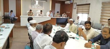 किशनगंज मुख्यालय में मुहर्रम पर्व को लेकर शांति समिति की बैठक आयोजित
प्रेस विज्ञप्ति 496,आज दिनांक 23.06.2026
किशनगंज जिला पदाधिकारी नवीन कुमार एवं पुलिस कप्तान संतोष कुमार की संयुक्त अध्यक्षता में मुहर्रम पर्व के अवसर पर जिला शांति समिति की बैठक समाहरणालय स्थित महानंदा सभागार में आयोजित की गई।
बैठक की शुरुआत शांति समिति के सदस्यों के परिचय के साथ हुई। बैठक के दौरान सदस्यों द्वारा विभिन्न महत्वपूर्ण विषयों को उठाया गया। सदस्यों ने विशेष रूप से यातायात व्यवस्था को लेकर चिंता व्यक्त करते हुए ट्रैफिक प्रबंधन को सुदृढ़ करने की मांग की। साथ ही आग से जुड़े खेलों पर प्रतिबंध लगाने, गांधी चौक एवं फल चौक सहित प्रमुख स्थलों पर पुलिस बल की उपलब्धता सुनिश्चित करने, जुगाड़ गाड़ियों के परिचालन पर रोक लगाने, नशा एवं स्मैक के विरुद्ध विशेष अभियान चलाने तथा संवेदनशील स्थानों पर निगरानी बढ़ाने की मांग की।
सदस्यों ने पर्व प्रारंभ होने के तीन दिन पूर्व तथा पर्व समाप्ति के तीन दिन बाद तक प्रमुख चौक-चौराहों से झंडे हटाने, बिहार सरकार के नियमों का अक्षरशः अनुपालन सुनिश्चित करने तथा शराब के अवैध कारोबार में संलिप्त व्यक्तियों के विरुद्ध सख्त कार्रवाई करने का आग्रह किया। इसके अतिरिक्त जुलूस मार्गों पर बाइक एवं अन्य वाहनों का परिचालन नियंत्रित करने, गाछपाड़ा क्षेत्र में नियमित गश्ती, महिला पुलिस बल की प्रतिनियुक्ति, बाजार क्षेत्रों में विशेषकर महिलाओं के लिए शौचालय की व्यवस्था, एम्बुलेंस की उपलब्धता, टोटो परिचालन एवं ट्रैफिक व्यवस्था को लेकर एडवाइजरी जारी करने की भी मांग रखी गई। गर्मी को देखते हुए आवश्यकतानुसार ही विद्युत आपूर्ति बाधित करने का सुझाव भी दिया गया।
बैठक को संबोधित करते हुए पुलिस कप्तान ने कहा कि हमारे अनुभव एवं आकलन के आधार पर किशनगंज जिला अपनी शांतिपूर्ण, सौहार्दपूर्ण एवं भाईचारे की समृद्ध परंपरा के लिए जाना जाता है। यहां के लोग शांतिप्रिय, सहयोगी एवं मिलनसार हैं तथा सभी समुदायों के लोग आपसी सद्भाव एवं सामाजिक समरसता के साथ रहते हैं। यही कारण है कि जिले में विभिन्न पर्व-त्योहार आपसी सहयोग एवं सौहार्दपूर्ण वातावरण में संपन्न होते हैं। उन्होंने कहा कि शांति समिति के सदस्यों द्वारा उठाए गए सभी सुझावों एवं मुद्दों पर प्रशासन गंभीरतापूर्वक विचार करेगा तथा मुहर्रम पर्व के सफल, सुरक्षित एवं शांतिपूर्ण आयोजन के लिए हर संभव बेहतर व्यवस्था सुनिश्चित की जाएगी।
उन्होंने कहा कि नशा एवं शराब के विरुद्ध लगातार कार्रवाई की जा रही है और आगे भी यह अभियान जारी रहेगा। पर्व सभी का है और इसकी सफलता की जिम्मेदारी भी सभी की है। प्रशासन अकेले किसी पर्व को सफल नहीं बना सकता, जब तक आम लोगों का सहयोग प्राप्त न हो। उन्होंने सभी लोगों से मिल-जुलकर शांतिपूर्ण वातावरण में त्योहार मनाने की अपील की।
पुलिस कप्तान ने कहा कि सोशल मीडिया आज एक समानांतर दुनिया बन चुका है। यदि सोशल मीडिया पर किसी प्रकार की आपत्तिजनक, भड़काऊ अथवा हिंसा फैलाने वाली सामग्री दिखाई दे तो उसकी सूचना तुरंत प्रशासन अथवा पुलिस को दें, ताकि समय पर आवश्यक कार्रवाई की जा सके। उन्होंने शांति समिति में विभिन्न आयु वर्ग के लोगों की भागीदारी बढ़ाने तथा विशेष रूप से युवा पीढ़ी को जोड़ने की आवश्यकता पर बल दिया। साथ ही सकारात्मक समाचारों एवं सकारात्मक संदेशों के प्रसार का आग्रह किया।
उन्होंने बताया कि इस माह के अंत तक पर्याप्त संख्या में अतिरिक्त पुलिस बल उपलब्ध हो जाएगा। 29 जून तक अररिया से पुरुष पुलिस बल एवं पटना से महिला पुलिस बल प्राप्त होगा। कुल मिलाकर लगभग 350 अतिरिक्त पुलिस बल की उपलब्धता होगी। जुगाड़ गाड़ी एवं टोटो परिचालन को नियंत्रित किया जाएगा। मुहर्रम के उपरांत यातायात व्यवस्था को बेहतर बनाने के लिए कुछ नए प्रयोग भी किए जाएंगे। विद्युत व्यवस्था को लेकर भी आवश्यकतानुसार उचित निर्णय लिया जाएगा।
जिला पदाधिकारी नवीन कुमार ने अपने संबोधन में कहा कि उपलब्ध संसाधनों के अनुरूप सभी आवश्यक व्यवस्थाएं सुनिश्चित की जाएंगी तथा आवश्यक कार्रवाई की जाएगी। उन्होंने कहा कि जिले से प्राप्त सकारात्मक फीडबैक के आधार पर इस वर्ष भी मुहर्रम पर्व शांतिपूर्ण एवं सौहार्दपूर्ण वातावरण में संपन्न होने की उम्मीद है।
जिला पदाधिकारी ने स्पष्ट रूप से कहा कि बिना लाइसेंस के कोई भी जुलूस नहीं निकाला जाएगा तथा सभी जुलूस संयमित एवं निर्धारित शर्तों के अनुरूप ही संचालित किए जाएं। उन्होंने कहा कि पुलिस एवं प्रशासन जनता के सहयोग के बिना अपने दायित्वों का सफल निर्वहन नहीं कर सकते। पर्व के दौरान प्रमुख स्थलों पर सीसीटीवी निगरानी एवं वीडियोग्राफी की व्यवस्था की जाएगी तथा पर्याप्त संख्या में दंडाधिकारी, पुलिस पदाधिकारी एवं पुलिस बल की प्रतिनियुक्ति की जाएगी।
उन्होंने अनुमंडल पदाधिकारी को निर्देश दिया कि जुलूस लाइसेंस जारी करने से पूर्व थाना स्तर पर आवश्यक सत्यापन सुनिश्चित कराया जाए। हाल ही में लखनऊ में हुई आग की घटना का उल्लेख करते हुए जिला पदाधिकारी ने सभी लोगों से सतर्क रहने तथा आग से संबंधित किसी भी प्रकार के जोखिमपूर्ण प्रदर्शन से बचने की अपील की। उन्होंने शांति समिति के वरिष्ठ सदस्यों से भी समाज के लोगों को जागरूक करने एवं संयम बनाए रखने का अनुरोध किया।
जिला पदाधिकारी ने सभी जुलूस समितियों को स्वयंसेवकों (वॉलंटियर्स) की सूची प्रशासन को उपलब्ध कराने का निर्देश दिया तथा कहा कि वे स्वयं पुलिस अधीक्षक, अनुमंडल पदाधिकारी एवं अन्य अधिकारियों के साथ शहर का भ्रमण कर व्यवस्थाओं का जायजा लेंगे। उन्होंने सभी लोगों से आपसी भाईचारा, सद्भाव एवं सौहार्द बनाए रखते हुए आनंदपूर्ण वातावरण में मुहर्रम पर्व मनाने की अपील की।
किसी भी आपात स्थिति, विधि-व्यवस्था संबंधी सूचना अथवा सहायता की आवश्यकता होने पर जिला नियंत्रण कक्ष (कंट्रोल रूम) के दूरभाष संख्या 06456-225152 पर संपर्क किया जा सकता है। मुहर्रम पर्व के दौरान जिला नियंत्रण कक्ष 24×7 सक्रिय रहेगा, ताकि प्राप्त सूचनाओं पर त्वरित कार्रवाई सुनिश्चित की जा सके।
बैठक में अनुमंडल पदाधिकारी अनिकेत कुमार, अन्य प्रशासनिक एवं पुलिस पदाधिकारी तथा शांति समिति के सदस्य उपस्थित थे। #viralpost #viralreelschallenge #viralchallenge #newyork #2026Goals #allflowers #Kishanganj #DM #SP