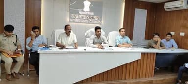 किशनगंज,सिपाही भर्ती परीक्षा में डमी अभ्यर्थियों पर विशेष नजर,बायोमेट्रिक व फोटो मिलान के साथ होगी सख्त जांच डीएम
प्रेस विज्ञप्ति 495, दिनांक 23.06.2026
किशनगंज जिला मुख्यालय स्थित केन्द्रीय चयन पर्षद (सिपाही भर्ती) द्वारा विशेष शाखा में 'सिपाही' (सामान्य बंद संवर्ग) के पदों पर चयन हेतु दिनांक 24 जून 2026 को आयोजित होने वाली लिखित परीक्षा के सफल, निष्पक्ष एवं कदाचारमुक्त संचालन को लेकर जिला पदाधिकारी नवीन कुमार की अध्यक्षता में समाहरणालय स्थित महानंदा सभागार में प्रशासनिक पदाधिकारियों, केंद्राधीक्षकों तथा संबंधित कर्मियों की विस्तृत ब्रीफिंग आयोजित की गई।
बैठक में परीक्षा आयोजन से संबंधित सभी व्यवस्थाओं की विस्तारपूर्वक समीक्षा करते हुए जिला पदाधिकारी ने कहा कि आयोग के दिशा-निर्देशों के अनुरूप परीक्षा का संचालन पूर्ण पारदर्शिता, सतर्कता एवं अनुशासन के साथ सुनिश्चित किया जाए। उन्होंने कहा कि यह एक अत्यंत महत्वपूर्ण परीक्षा है तथा किसी भी स्तर पर की गई लापरवाही अथवा त्रुटि पर सख्त कार्रवाई की जाएगी। हाल के दिनों में विभिन्न प्रतियोगी परीक्षाओं को लेकर बनी संवेदनशील परिस्थितियों का उल्लेख करते हुए उन्होंने सभी पदाधिकारियों एवं कर्मियों को पूर्णतः अलर्ट रहने तथा निर्धारित नियमों एवं प्रोटोकॉल का अक्षरशः पालन करने का निर्देश दिया।
जिला पदाधिकारी ने लखीसराय में डमी अभ्यर्थियों के परीक्षा में शामिल होने की घटनाओं का उदाहरण देते हुए सभी केंद्राधीक्षकों, दंडाधिकारियों एवं कर्मियों को विशेष सतर्कता बरतने का निर्देश दिया। उन्होंने कहा कि प्रत्येक अभ्यर्थी की पहचान का गहन सत्यापन किया जाए तथा किसी भी प्रकार की शंका या संशय होने पर तत्काल वरीय पदाधिकारियों से संपर्क कर आवश्यक मार्गदर्शन प्राप्त किया जाए। उन्होंने स्पष्ट कहा कि परीक्षा संचालन में किसी भी स्तर पर संशय की स्थिति नहीं रहनी चाहिए तथा सभी प्रक्रियाएं आयोग के दिशा-निर्देशों के अनुरूप पूरी गंभीरता के साथ संपादित की जाएं।
उन्होंने कहा कि परीक्षा की निगरानी राज्य मुख्यालय स्तर पर की जाती है तथा माननीय मुख्यमंत्री स्तर से भी इसकी नियमित समीक्षा होती है। इसलिए सभी प्रतिनियुक्त पदाधिकारी एवं कर्मी अपने दायित्वों का निर्वहन पूरी निष्ठा एवं जिम्मेदारी के साथ करें।
जिला पदाधिकारी ने निर्देश दिया कि सभी परीक्षा केंद्रों की सतत एवं प्रभावी मॉनिटरिंग सुनिश्चित की जाए। जिला मुख्यालय में कुल 08 परीक्षा केंद्र निर्धारित किए गए हैं, जहां सीसीटीवी कैमरों के माध्यम से लगातार निगरानी रखी जाएगी। परीक्षा के दिन प्रत्येक अभ्यर्थी की चेकिंग, फ्रिस्किंग, बायोमेट्रिक सत्यापन तथा फोटो मिलान अनिवार्य रूप से सुनिश्चित किया जाएगा, ताकि आयोग के दिशा-निर्देशों के अनुरूप शांतिपूर्ण एवं कदाचारमुक्त परीक्षा सम्पन्न हो सके।
बैठक में अपर समाहर्ता श्री अमरेन्द्र कुमार पंकज ने सभी केंद्राधीक्षकों एवं संबंधित पदाधिकारियों को निर्देश दिया कि अभ्यर्थियों के आधार कार्ड, प्रवेश पत्र एवं फोटो का सावधानीपूर्वक मिलान किया जाए तथा पहचान सत्यापन में किसी प्रकार की लापरवाही नहीं बरती जाए।
जिला पदाधिकारी ने सभी केंद्राधीक्षकों को निर्देशित किया कि सेंटर के बाहर माइकिंग के द्वारा एलाउंस करवाने का निर्देश दिया तथा प्रश्नपत्र निर्धारित समय एवं प्रक्रिया के अनुरूप केवल अभ्यर्थियों की उपस्थिति में ही खोले जाएं।
उन्होंने निर्देश दिया कि रोल नम्बरवार बैठने की व्यवस्था का शत-प्रतिशत अनुपालन सुनिश्चित किया जाए। साथ ही अभ्यर्थियों की सुविधा के लिए रोल नम्बर सूची को परीक्षा केंद्र परिसर में कम-से-कम तीन से चार प्रमुख स्थानों पर चस्पा किया जाए, जिससे अभ्यर्थियों को अपने परीक्षा कक्ष एवं सीट की जानकारी प्राप्त करने में कोई कठिनाई न हो।
सभी परीक्षा केंद्रों पर निर्बाध विद्युत आपूर्ति सुनिश्चित करने तथा वैकल्पिक व्यवस्था के रूप में जनरेटर की उपलब्धता बनाए रखने का भी निर्देश दिया गया।
परीक्षार्थियों के प्रवेश को लेकर भी विस्तृत दिशा-निर्देश जारी किए गए। परीक्षा केन्द्र पर अभ्यर्थियों को प्रातः 08:00 बजे से 09:00 बजे तक प्रवेश की अनुमति दी जाएगी। प्रवेश के उपरांत अभ्यर्थियों को परीक्षा कक्ष में आवंटित रोल नम्बर के अनुरूप बैठाया जाएगा, ताकि शांतिपूर्ण एवं कदाचारमुक्त परीक्षा संचालन हेतु आवश्यक प्रक्रियाएं समय पर पूर्ण की जा सकें। जिला पदाधिकारी ने स्पष्ट निर्देश दिया कि 09:00 बजे के बाद किसी भी अभ्यर्थी को किसी भी परिस्थिति में परीक्षा केन्द्र में प्रवेश की अनुमति नहीं दी जाएगी।
महिला अभ्यर्थियों की तलाशी महिला दंडाधिकारी एवं महिला पुलिस बल तथा पुरुष अभ्यर्थियों की तलाशी पुरुष दंडाधिकारी एवं पुरुष पुलिस बल द्वारा सुनिश्चित की जाएगी। परीक्षा केंद्रों पर मोबाइल फोन सहित अन्य निषिद्ध इलेक्ट्रॉनिक उपकरणों के प्रवेश पर पूर्ण प्रतिबंध रहेगा तथा आयोग के नियमों के अनुरूप ही अभ्यर्थियों को प्रवेश प्रदान किया जाएगा।
भर्ती परीक्षा 24 जून 2026 को एक पाली में दो प्रश्न पत्र में आयोजित होगी। प्रथम प्रश्न पत्र प्रातः 10:00 बजे से 11:30 बजे तक तथा द्वितीय प्रश्न पत्र अपराह्न 12:00 बजे से 01:30 बजे तक संचालित होगी। इस भर्ती परीक्षा में किशनगंज जिला अंतर्गत कुल 3,721 परीक्षार्थी शामिल होंगे।
जिला पदाधिकारी ने सभी प्रतिनियुक्त दंडाधिकारियों एवं पर्यवेक्षकों को निर्देश दिया कि वे परीक्षा केंद्रों का भ्रमण कर साफ-सफाई, पेयजल, शौचालय एवं अन्य मूलभूत सुविधाओं की उपलब्धता सुनिश्चित करें तथा किसी प्रकार की कमी पाए जाने पर तत्काल आवश्यक व्यवस्था कराएं।
बैठक में बताया गया कि आयोग के निर्देशानुसार उड़नदस्ता दलों का गठन किया गया है। किशनगंज जिला अंतर्गत सभी परीक्षा केंद्रों की प्रभावी निगरानी एवं निरीक्षण के लिए 02 उड़नदस्ता दल प्रतिनियुक्त किए गए हैं। उड़नदस्ता दल परीक्षा अवधि के दौरान विभिन्न केन्द्रों का निरीक्षण करेंगे तथा किसी भी प्रकार की अनियमितता पर त्वरित कार्रवाई सुनिश्चित करेंगे।
परीक्षा को लेकर विशेष रूप से सतर्क रहने, संवेदनशील स्थलों पर छापेमारी करने तथा सोशल मीडिया प्लेटफॉर्म, विशेषकर व्हाट्सएप एवं टेलीग्राम समूहों पर सतत निगरानी रखने के निर्देश दिए गए। इसके अतिरिक्त, यातायात व्यवस्था को सुचारु बनाए रखने, परीक्षा से एक दिन पूर्व सभी होटल, लॉज एवं संदिग्ध स्थलों की जांच करने तथा परीक्षा केंद्रों के 200 मीटर के दायरे में स्थित फोटोस्टेट दुकान, इंटरनेट कैफे एवं अन्य संबंधित प्रतिष्ठानों पर विशेष निगरानी रखने का निर्देश दिया गया।
परीक्षा की निष्पक्षता एवं विधि-व्यवस्था बनाए रखने के उद्देश्य से सभी परीक्षा केन्द्रों के 200 मीटर की परिधि में परीक्षा अवधि के दौरान भारतीय नागरिक सुरक्षा संहिता (BNSS), 2023 की धारा-163 के तहत निषेधाज्ञा लागू रहेगी। इस अवधि में अनधिकृत व्यक्तियों की आवाजाही, भीड़-भाड़ एवं अन्य प्रतिबंधित गतिविधियों पर पूर्ण रोक रहेगी।
केन्द्रीय चयन पर्षद (सिपाही भर्ती) द्वारा आयोजित लिखित परीक्षा के सफल संचालन एवं त्वरित सूचना आदान-प्रदान के उद्देश्य से प्रत्येक परीक्षा तिथि से एक दिन पूर्व एवं एक दिन बाद तक प्रतिदिन प्रातः 08:00 बजे से रात्रि 08:00 बजे तक जिला आपदा प्रबंधन कार्यालय, किशनगंज में जिला नियंत्रण कक्ष की स्थापना की गई है। इस नियंत्रण कक्ष का दूरभाष संख्या 06456-225152 निर्धारित किया गया है, जिस पर परीक्षा से संबंधित आवश्यक सूचना एवं शिकायतें प्राप्त की जा सकेंगी।
बैठक के अंत में जिला पदाधिकारी ने सभी प्रतिनियुक्त पदाधिकारियों एवं कर्मियों को आपसी समन्वय के साथ कार्य करते हुए शांतिपूर्ण, निष्पक्ष, पारदर्शी एवं कदाचारमुक्त परीक्षा संचालन सुनिश्चित करने का निर्देश दिया।
बैठक में एडीएम अमरेन्द्र कुमार पंकज, एडीएम आपदा प्रबंधन मो0 उमैर, अनुमंडल पदाधिकारी अनिकेत कुमार, वरीय कोषागार पदाधिकारी-सह-ओसीडी चंदन कुमार, जिला शिक्षा पदाधिकारी एवं अन्य संबंधित पदाधिकारी एवं कर्मी उपस्थित थे। #viralpost #viralreelschallenge #viralchallenge #newyork #2026Goals #allflowers #Kishanganj #DM
