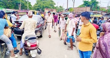 टेढ़ागाछ थाना पुलिस द्वारा फुलबड़ीया चौक स्थित सड़क पर घंटों से लगे जाम को हटाया गया,आगामी मोहर्रम पर्व को लेकर आज मंगलवार को फुलबड़ीया हाट में घरेलू सामान की खरिदारी के लिए लोग सुबह से आना जाना कर रहे हैं। इसी बीच चौक स्थित मेन रोड पर वाहनों की अचानक लम्बी कतार लग गई और राहगीर गर्मी कारणों परेशान होकर लोग टेढ़ागाछ थाना पुलिस को सूचना दी वहीं सूचना मिलते ही कुछ देर पुलिस पहुंचे और घंटों का जाम को हटाया,
#viralpost #viralreelschallenge #viralchallenge #newyork #2026Goals #allflowers #Kishanganj #टेढागाछ
Kishanganj Police
District Kishanganj
Bihar Police