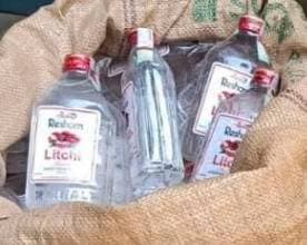 टेढ़ागाछ थाना पुलिस की उपलब्धि दहिभात गांव के पास से 163 बोतल नेपाली लीची शराब पकड़ने में सफल रहे वही दो साइकिल सवार व्यक्ति साइकिल छोड़ पुलिस को चकमा देकर भागने में सफल रहे, मिली जानकारी अनुसार किशनगंज जिला के टेढ़ागाछ थानाध्यक्ष दिलशाद खां को गुप्त सूचना मिली कि नेपाल के रास्ते भारत में शराब की खेप लेकर आ रहे हैं, वही पुलिस को सूचना मिलते ही दहिभात गांव के पास नाका लगाया गया कुछ देर में दो साइकिल सवार व्यक्ति को आते देखा गया इसी बीच शराब तस्करों की नजर पुलिस परी और तस्कर साइकिल छोड़ गांव की ओर भाग गया जिसे पुलिस बल बहुत खोज बीण किया मगर तस्कर का पता नही चला, वापस लौट कर साइकिल में लदा हुआ बोरा को खोलकर देखा तो एक साइकिल से 86 बोतल नेपाली लीची शराब मिला वहीं दूसरी साइकिल पर लदा हुआ बोरा खोला तो 77 बोतल नेपाली लीची शराब मिला जिसका कुल लीटर में 48,9 बरामद हुए जिसकी कानूनी प्रक्रिया पूरी न्यायालय किशनगंज को भेजा गया
#viralpost #viralreelschallenge #viralchallenge #newyork #2026Goals #allflowers #Kishanganj #sp
Kishanganj Police
Bihar Police ,