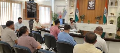 किशनगंज डीएम बाढ़ को लेकर शक्त निर्देश सभी अंचल अधिकारियों को सतर्क रहने,संवेदनशील क्षेत्रों का भ्रमण करने एवं राहत-बचाव कार्यों की पूर्व तैयारी सुनिश्चित करने का निर्देश
प्रेस विज्ञप्ति 493, आज दिनांक 23.06.2026
किशनगंज जिला पदाधिकारी नवीन कुमार की अध्यक्षता में संभावित बाढ़ एवं आपदा प्रबंधन से संबंधित तैयारियों की समीक्षात्मक बैठक समाहरणालय स्थित कार्यालय वेश्म में आयोजित की गई। बैठक में जिले में संभावित बाढ़, कटाव तथा राहत एवं बचाव कार्यों की तैयारियों की विस्तृत समीक्षा की गई।
बैठक के दौरान सहायक आपदा प्रबंधन पदाधिकारी आदित्य कुमार ने पावर प्वाइंट प्रस्तुतीकरण (PPT) के माध्यम से जिले के बाढ़ संभावित क्षेत्रों, कटाव स्थलों एवं राहत-बचाव से संबंधित तैयारियों की विस्तृत जानकारी जिला पदाधिकारी महोदय को दी। जिला पदाधिकारी महोदय ने आश्रय स्थलों, सामुदायिक रसोई (कम्युनिटी किचन), जीवन रक्षक दवाओं, सर्पदंश उपचार हेतु आवश्यक दवाओं, चिकित्सा सुविधाओं तथा अन्य आवश्यक संसाधनों की उपलब्धता की विस्तार से समीक्षा की।
जिला पदाधिकारी ने पूर्व वर्षों में जिले में आई बाढ़ की स्थिति तथा उस दौरान किए गए राहत एवं बचाव कार्यों की जानकारी प्राप्त की तथा अनुभवों के आधार पर इस वर्ष की तैयारियों को और अधिक सुदृढ़ बनाने का निर्देश दिया। उन्होंने स्वास्थ्य विभाग से आवश्यक दवाओं की उपलब्धता एवं आपूर्ति व्यवस्था की जानकारी लेते हुए सर्पदंश सहित अन्य आवश्यक दवाओं का पर्याप्त भंडारण सुनिश्चित करने को कहा। साथ ही चिकित्सकों एवं स्वास्थ्यकर्मियों की उपलब्धता पर भी विशेष ध्यान देने का निर्देश दिया।
बैठक में पशुओं के लिए उपलब्ध दवाओं, चारा व्यवस्था तथा बाढ़ की स्थिति में पशुओं को सुरक्षित रखने हेतु चिन्हित स्थलों की जानकारी प्रस्तुत की गई। जिला पदाधिकारी महोदय ने पशुधन की सुरक्षा हेतु सभी आवश्यक तैयारियां समय पर पूर्ण करने का निर्देश दिया।
उन्होंने पेयजल एवं स्वच्छता व्यवस्था की समीक्षा करते हुए बाढ़ प्रभावित क्षेत्रों में अस्थायी शौचालय एवं चापाकल स्थापित करने में लगने वाले समय की जानकारी प्राप्त की तथा आवश्यकता पड़ने पर त्वरित व्यवस्था सुनिश्चित करने का निर्देश दिया।
जिला पदाधिकारी ने सभी संबंधित विभागों एवं अंचल अधिकारियों को कटाव प्रभावित एवं संवेदनशील क्षेत्रों में आवश्यक सुरक्षात्मक उपाय करने का निर्देश दिया। जिन सड़कों पर कटाव की संभावना है, वहां संबंधित अभियंताओं द्वारा स्थल निरीक्षण कर आवश्यक कार्रवाई सुनिश्चित करने को कहा गया।
बैठक में सभी अंचल अधिकारियों को अपने-अपने क्षेत्रों का नियमित भ्रमण करने, राहत एवं बचाव कार्यों की तैयारियों की निगरानी करने तथा आवश्यकता के अनुसार आवास एवं भोजन की व्यवस्था सुनिश्चित करने का निर्देश दिया गया। साथ ही बाढ़ प्रभावित एवं संवेदनशील क्षेत्रों का भ्रमण कर ग्रामीणों से सीधे संवाद स्थापित करने, जल संसाधन विभाग (WRD) की टीम के साथ संयुक्त निरीक्षण करने तथा चिन्हित आश्रय स्थलों का भी नियमित निरीक्षण करने को कहा गया।
जिला पदाधिकारी ने एनडीआरएफ एवं एसडीआरएफ के माध्यम से उपलब्ध नावों तथा अन्य राहत-बचाव संसाधनों की जानकारी प्राप्त की। उन्होंने सभी अंचल अधिकारियों को कटाव एवं बाढ़ प्रभावित क्षेत्रों पर विशेष निगरानी रखने तथा किसी भी आपात स्थिति में त्वरित कार्रवाई सुनिश्चित करने का निर्देश दिया।
बैठक के दौरान आधार सीडिंग कार्य की भी समीक्षा की गई तथा संबंधित अधिकारियों को अगले दो से तीन दिनों के भीतर लंबित आधार सत्यापन एवं सीडिंग कार्य पूर्ण करने का निर्देश दिया गया।
विशेष रूप से टेढ़ागाछ अंचलाधिकारी को जल संसाधन विभाग के अभियंताओं के साथ बाढ़ एवं कटाव स्थलों का संयुक्त निरीक्षण करने, आश्रय स्थलों का भ्रमण करने तथा आवश्यकतानुसार एसएसबी से समन्वय स्थापित कर सहयोग प्राप्त करने का निर्देश दिया गया। वहीं ठाकुरगंज अंचलाधिकारी द्वारा 19वीं एवं 41वीं बटालियन से प्राप्त सहयोग तथा उपलब्ध नावों एवं अन्य संसाधनों की जानकारी बैठक में साझा की गई।
जिला पदाधिकारी ने सभी अंचल अधिकारियों को बिना पूर्व अनुमति मुख्यालय नहीं छोड़ने तथा सरकारी एवं व्यक्तिगत मोबाइल नंबर हर समय चालू रखने का निर्देश दिया। उन्होंने आवश्यकता पड़ने पर माइकिंग के माध्यम से लोगों को समय पर सूचना देने, जनप्रतिनिधियों का सहयोग लेने तथा राहत एवं बचाव कार्यों की नियमित निगरानी सुनिश्चित करने का निर्देश दिया।
इस अवसर पर जिला नियंत्रण कक्ष (Control Room) की तैयारियों की भी समीक्षा की गई। आमजनों की सुविधा हेतु बाढ़ एवं आपदा संबंधी सूचना के आदान-प्रदान के लिए जिला नियंत्रण कक्ष के दूरभाष संख्या 06456-225152 (टोल फ्री आपदा हेल्पलाइन) तथा व्हाट्सएप आधारित सूचना तंत्र को सक्रिय रखने का निर्देश दिया गया। जिला पदाधिकारी महोदय ने सभी अधिकारियों को किसी भी आपात सूचना पर त्वरित कार्रवाई सुनिश्चित करने को कहा।
बैठक के अंत में जिला पदाधिकारी ने कहा कि वर्तमान में बाढ़ का मौसम है तथा जलस्तर बढ़ने की संभावना बनी हुई है। ऐसे में सभी विभाग एवं अधिकारी पूरी तरह सतर्क रहें तथा किसी भी आपात परिस्थिति से निपटने के लिए तैयार रहें।
बैठक में अपर समाहर्ता (आपदा प्रबंधन) मो. उमैर, सहायक आपदा प्रबंधन पदाधिकारी आदित्य कुमार, अनुमंडल पदाधिकारी अनिकेत कुमार, कार्यपालक अभियंता एफसीडी, आरडब्ल्यूडी-1, आरडब्ल्यूडी-2, आरसीडी, सिविल सर्जन, जिला पशुपालन पदाधिकारी, जिला कृषि पदाधिकारी, कार्यपालक अभियंता पीएचईडी, एसडीआरएफ के प्रतिनिधि उपस्थित रहे तथा वीसी के माध्यम से जिले के संबंधित अंचलाधिकारी जुड़े थे। #viralpost #viralreelschallenge #viralchallenge #newyork #2026Goals #allflowers #Kishanganj #DM
District Kishanganj