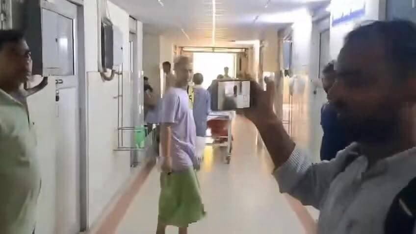 स्वास्थ्य मंत्री के PMCH पहुंचते ही मची हलचल, व्यवस्था दुरुस्त करने में जुटा अस्पताल प्रशासन
पटना के PMCH में स्वास्थ्य मंत्री निशांत कुमार के अचानक पहुंचते ही अस्पताल परिसर में अफरातफरी का माहौल देखने को मिला। मंत्री के निरीक्षण की सूचना मिलते ही डॉक्टरों और कर्मियों में हलचल बढ़ गई। इस दौरान एक स्ट्रेचर को जल्दबाजी में साफ चादर से ढककर ले जाते हुए देखा गया, जिसका वीडियो और तस्वीरें सोशल मीडिया पर तेजी से चर्चा का विषय बन रही हैं।
घटना को लेकर लोग अस्पतालों में नियमित साफ-सफाई और व्यवस्थाओं की वास्तविक स्थिति पर सवाल उठा रहे हैं। वहीं, स्वास्थ्य विभाग की ओर से निरीक्षण के दौरान मरीजों को बेहतर सुविधाएं उपलब्ध कराने और व्यवस्थाओं को और सुदृढ़ बनाने पर जोर दिया गया।
#PMCH
#Patna
#HealthMinister
#NishantKumar
#BiharHealth
#HospitalInspection
#HealthcareSystem
#BiharNews
#viralvideoシ