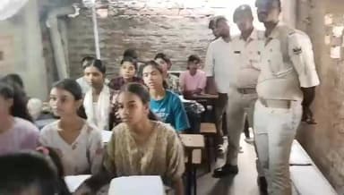लखनऊ के अलीगंज स्थित कोचिंग संस्थान में हुए भीषण अग्निकांड के बाद औरंगाबाद जिला प्रशासन पूरी तरह सतर्क हो गया है। निदेशक-सह-राज्य अग्निशमन पदाधिकारी, बिहार के निर्देश एवं जिला पदाधिकारी अभिलाषा शर्मा के मार्गदर्शन में जिले के प्रमुख कोचिंग संस्थानों और लाइब्रेरियों में विशेष अग्नि सुरक्षा अभियान चलाया गया।
जिला अग्निशमन पदाधिकारी प्रभा कुमारी के नेतृत्व में कर्मा रोड स्थित भास्कर क्लासेस एवं कृष्णा ट्यूटोरियल सहित कई संस्थानों का अग्नि अंकेक्षण किया गया। इस दौरान संभावित आगजनी की स्थिति में सुरक्षित निकासी के लिए मॉकड्रिल आयोजित कर इवैक्यूएशन प्लान का प्रदर्शन भी किया गया।
दाउदनगर, रफीगंज एवं नवीनगर में भी अग्निशमन विभाग की टीमों ने कोचिंग संस्थानों और लाइब्रेरियों की सुरक्षा व्यवस्था की जांच की। जिले में कुल 12 संस्थानों का अग्नि अंकेक्षण किया गया।
निरीक्षण के दौरान मिली कमियों को 15 दिनों के भीतर दूर करने का निर्देश दिया गया है। निर्धारित समय सीमा में अनुपालन नहीं होने पर संबंधित संस्थानों के विरुद्ध कानूनी एवं वैधानिक कार्रवाई की जाएगी।
#Aurangabad
#FireSafety
#MockDrill
#CoachingInstitute
#LibrarySafety
#BiharFireServices
#AbhilashaSharma
#SafetyFirst
#BiharNews