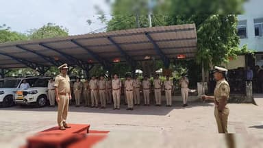 समाहरणालय में नवनियुक्त एसपी उपेंद्र नाथ वर्मा को सम्मान गार्ड की सलामी
औरंगाबाद। जिले के नवनियुक्त पुलिस अधीक्षक उपेंद्र नाथ वर्मा को सोमवार को समाहरणालय परिसर में सम्मान गार्ड की सलामी दी गई। पदभार ग्रहण करने के बाद आयोजित इस औपचारिक समारोह में पुलिस अधिकारियों एवं जवानों ने उन्हें पारंपरिक सम्मान प्रदान किया।
सम्मान गार्ड की सलामी के दौरान एसपी उपेंद्र नाथ वर्मा ने परेड का निरीक्षण किया और पुलिस बल की तत्परता एवं अनुशासन की सराहना की। इस अवसर पर जिला प्रशासन और पुलिस विभाग के कई अधिकारी मौजूद रहे।
नवनियुक्त एसपी ने कहा कि जिले में कानून-व्यवस्था को और सुदृढ़ बनाना, अपराध नियंत्रण, जनता की सुरक्षा तथा पुलिस-पब्लिक संबंधों को मजबूत करना उनकी प्राथमिकता होगी। उन्होंने पुलिस अधिकारियों एवं कर्मियों को निष्पक्ष और संवेदनशील तरीके से कार्य करने का निर्देश दिया।
जिलेवासियों को उम्मीद है कि उनके नेतृत्व में औरंगाबाद पुलिस अपराध नियंत्रण और जनसेवा के क्षेत्र में नई उपलब्धियां हासिल करेगी।
#AurangabadPolice
#SPUpendraNathVerma
#GuardOfHonour
#AurangabadNews
#LawAndOrder
#BiharPolice
#BreakingNews
#हैं_तैयार_हम
#औरंगाबाद_पुलिस
#सम्मान_गार्ड_सलामी
