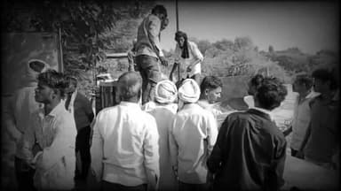 बहन की शादी के 24 घंटे बाद परिवार में मातम, बड़े भाई पर छोटे भाई की हत्या का आरोप
जमीन बंटवारे और शादी के खर्च को लेकर खूनी संघर्ष, पिता भी गंभीर रूप से घायल
असोथर के सरकंडी गांव में सनसनी, पुलिस ने दर्ज किया मुकदमा
✒️रिपोर्ट अमर केसरवानी
फतेहपुर। उत्तर प्रदेश के फतेहपुर जिले के असोथर थाना क्षेत्र स्थित सरकंडी गांव में पारिवारिक विवाद ने एक भयावह रूप ले लिया। जमीन के बंटवारे और बहन की शादी में हुए खर्च को लेकर हुए विवाद में बड़े भाई पर छोटे भाई की हत्या करने का आरोप लगा है। घटना में बीच-बचाव करने पहुंचे पिता भी गंभीर रूप से घायल हो गए। परिवार में उस समय मातम छा गया जब यह वारदात बहन की शादी के महज 24 घंटे बाद हुई। पुलिस ने मामला दर्ज कर जांच शुरू कर दी है।
फतेहपुर जनपद के असोथर थाना क्षेत्र के सरकंडी गांव में रिश्तों को शर्मसार कर देने वाली घटना सामने आई है। परिवार के भीतर चल रहे जमीन बंटवारे और बहन की शादी के खर्च को लेकर विवाद इतना बढ़ गया कि बड़े भाई ने कथित तौर पर अपने ही छोटे भाई की जान ले ली।
प्राप्त जानकारी के अनुसार सरकंडी गांव निवासी प्रद्युम्न निषाद, जो मुंबई में नौकरी करता था, अपनी छोटी बहन की शादी में शामिल होने के लिए गांव आया था। परिजनों के अनुसार शादी के बाद परिवार में जमीन के हिस्से और शादी के खर्च को लेकर कहासुनी शुरू हुई, जिसने देखते ही देखते हिंसक रूप धारण कर लिया।
आरोप है कि बड़े भाई दशरथ ने धारदार हथियार से प्रद्युम्न पर हमला कर दिया। हमला इतना गंभीर था कि प्रद्युम्न की मौके पर ही मौत हो गई। शोर सुनकर बीच-बचाव करने पहुंचे पिता भगवानदीन निषाद पर भी कुल्हाड़ी से हमला किए जाने का आरोप है, जिससे वे गंभीर रूप से घायल हो गए। उन्हें तत्काल उपचार के लिए अस्पताल में भर्ती कराया गया है।
घटना के बाद पूरे गांव में सनसनी फैल गई और परिवार में कोहराम मच गया। मृतक प्रद्युम्न अपने पीछे पत्नी और दो मासूम बेटियों को छोड़ गया है। शादी की खुशियां कुछ ही घंटों में मातम में बदल गईं।
परिजनों ने इस हत्या में दशरथ, उसकी पत्नी कमल कुमारी तथा उसके साले लवलेश की संलिप्तता का आरोप लगाया है। सूचना मिलने पर असोथर थाना पुलिस मौके पर पहुंची और शव को कब्जे में लेकर पोस्टमार्टम के लिए भेज दिया।
पुलिस ने परिजनों की तहरीर के आधार पर मुकदमा दर्ज कर लिया है और मामले के सभी पहलुओं की जांच शुरू कर दी है। अधिकारियों का कहना है कि जांच के आधार पर आगे की विधिक कार्रवाई की जाएगी।
वायरल फैक्ट
घटना के बाद गांव में भारी भीड़ जुट गई और मामला क्षेत्र में चर्चा का विषय बन गया। सोशल मीडिया पर भी इस घटना को लेकर लोगों की प्रतिक्रियाएं सामने आ रही हैं। पारिवारिक विवादों के हिंसक रूप लेने की बढ़ती घटनाओं को लेकर लोग चिंता जता रहे हैं।
सरकंडी गांव की यह घटना केवल एक हत्या का मामला नहीं, बल्कि पारिवारिक संवाद की कमी और विवादों के हिंसक रूप लेने की गंभीर सामाजिक चुनौती को भी उजागर करती है। अब पुलिस जांच से यह स्पष्ट होगा कि घटना किन परिस्थितियों में हुई और आरोपितों की भूमिका क्या रही। फिलहाल मृतक के परिवार पर दुखों का पहाड़ टूट पड़ा है।
🟥 ND NEWS की विशेष अपील
ND NEWS | दैनिक निष्पक्ष धारा सभी नागरिकों से अपील करता है कि पारिवारिक विवादों को हिंसा का रूप न लेने दें। जमीन, संपत्ति और आर्थिक मामलों से जुड़े विवादों का समाधान बातचीत, पंचायत, मध्यस्थता या कानूनी प्रक्रिया के माध्यम से किया जाना चाहिए।
एक क्षण का क्रोध पूरे परिवार का भविष्य बर्बाद कर सकता है। समाज और प्रशासन को मिलकर ऐसे विवादों के शांतिपूर्ण समाधान की संस्कृति को बढ़ावा देना चाहिए।
👇👇
@dgpup
@RSSorg
@UPGovt
@wpl1090
@RSSgeet
@Uppolice
@MIB_India
@PMOIndia
@HMOIndia
@abmanglik
@VHPDigital
@igrangealld
@myogioffice
@InfoDeptUP
@dmfatehpur
@sdmsadarftp
@CMOfficeUP
@CMOUP_RC
@UPPRD1948
@ChiefSecyUP
@ChiefSecyUP
@MahantYogiG
@FatehpurSdm
@fatehpurpolice
@BajrangDalOrg
@112UttarPradesh
@myogiadityanath
@CommissionerPrg
@ADGZonPrayagraj
👇🏿👇🏿
#NDNews #दैनिकनिष्पक्षधारा #Fatehpur #Asothar #Sarkandi #CrimeNews #FamilyDispute #MurderCase #UPPolice #FatehpurPolice #BreakingNews #NDNewsChannel
#NDNewsChannel #FatehpurPolice #AsotharPolice #AbhimanyuMangalik #UPPolice #CrimeNews #FamilyDispute #JusticeForVictim #LawAndOrder #Fatehpur
👇🏿👇🏿👇🏿
🟥 ND NEWS | दैनिक निष्पक्ष धारा
मुख्य संपादक/संस्थापक: राजन सिंह हाड़ा
सह-संपादक: शालिनी सिंह भदौरिया
📍कार्यालय-3: U158,हीरा स्वीट्स के पास,विकास मार्ग,लक्ष्मी नगर,पूर्वी दिल्ली(110092) (NCR)
📅दिनांक:23 जून 2026
📆दिन:मंगलवार
📞मोबाइल: 9696119696