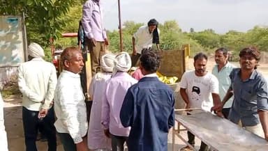 बहन की शादी के 24 घंटे बाद परिवार में मातम, बड़े भाई पर छोटे भाई की हत्या का आरोप
जमीन बंटवारे और शादी के खर्च को लेकर खूनी संघर्ष, पिता भी गंभीर रूप से घायल
असोथर के सरकंडी गांव में सनसनी, पुलिस ने दर्ज किया मुकदमा
✒️रिपोर्ट अमर केसरवानी
फतेहपुर। उत्तर प्रदेश के फतेहपुर जिले के असोथर थाना क्षेत्र स्थित सरकंडी गांव में पारिवारिक विवाद ने एक भयावह रूप ले लिया। जमीन के बंटवारे और बहन की शादी में हुए खर्च को लेकर हुए विवाद में बड़े भाई पर छोटे भाई की हत्या करने का आरोप लगा है। घटना में बीच-बचाव करने पहुंचे पिता भी गंभीर रूप से घायल हो गए। परिवार में उस समय मातम छा गया जब यह वारदात बहन की शादी के महज 24 घंटे बाद हुई। पुलिस ने मामला दर्ज कर जांच शुरू कर दी है।
फतेहपुर जनपद के असोथर थाना क्षेत्र के सरकंडी गांव में रिश्तों को शर्मसार कर देने वाली घटना सामने आई है। परिवार के भीतर चल रहे जमीन बंटवारे और बहन की शादी के खर्च को लेकर विवाद इतना बढ़ गया कि बड़े भाई ने कथित तौर पर अपने ही छोटे भाई की जान ले ली।
प्राप्त जानकारी के अनुसार सरकंडी गांव निवासी प्रद्युम्न निषाद, जो मुंबई में नौकरी करता था, अपनी छोटी बहन की शादी में शामिल होने के लिए गांव आया था। परिजनों के अनुसार शादी के बाद परिवार में जमीन के हिस्से और शादी के खर्च को लेकर कहासुनी शुरू हुई, जिसने देखते ही देखते हिंसक रूप धारण कर लिया।
आरोप है कि बड़े भाई दशरथ ने धारदार हथियार से प्रद्युम्न पर हमला कर दिया। हमला इतना गंभीर था कि प्रद्युम्न की मौके पर ही मौत हो गई। शोर सुनकर बीच-बचाव करने पहुंचे पिता भगवानदीन निषाद पर भी कुल्हाड़ी से हमला किए जाने का आरोप है, जिससे वे गंभीर रूप से घायल हो गए। उन्हें तत्काल उपचार के लिए अस्पताल में भर्ती कराया गया है।
घटना के बाद पूरे गांव में सनसनी फैल गई और परिवार में कोहराम मच गया। मृतक प्रद्युम्न अपने पीछे पत्नी और दो मासूम बेटियों को छोड़ गया है। शादी की खुशियां कुछ ही घंटों में मातम में बदल गईं।
परिजनों ने इस हत्या में दशरथ, उसकी पत्नी कमल कुमारी तथा उसके साले लवलेश की संलिप्तता का आरोप लगाया है। सूचना मिलने पर असोथर थाना पुलिस मौके पर पहुंची और शव को कब्जे में लेकर पोस्टमार्टम के लिए भेज दिया।
पुलिस ने परिजनों की तहरीर के आधार पर मुकदमा दर्ज कर लिया है और मामले के सभी पहलुओं की जांच शुरू कर दी है। अधिकारियों का कहना है कि जांच के आधार पर आगे की विधिक कार्रवाई की जाएगी।
वायरल फैक्ट
घटना के बाद गांव में भारी भीड़ जुट गई और मामला क्षेत्र में चर्चा का विषय बन गया। सोशल मीडिया पर भी इस घटना को लेकर लोगों की प्रतिक्रियाएं सामने आ रही हैं। पारिवारिक विवादों के हिंसक रूप लेने की बढ़ती घटनाओं को लेकर लोग चिंता जता रहे हैं।
सरकंडी गांव की यह घटना केवल एक हत्या का मामला नहीं, बल्कि पारिवारिक संवाद की कमी और विवादों के हिंसक रूप लेने की गंभीर सामाजिक चुनौती को भी उजागर करती है। अब पुलिस जांच से यह स्पष्ट होगा कि घटना किन परिस्थितियों में हुई और आरोपितों की भूमिका क्या रही। फिलहाल मृतक के परिवार पर दुखों का पहाड़ टूट पड़ा है।
🟥 ND NEWS की विशेष अपील
ND NEWS | दैनिक निष्पक्ष धारा सभी नागरिकों से अपील करता है कि पारिवारिक विवादों को हिंसा का रूप न लेने दें। जमीन, संपत्ति और आर्थिक मामलों से जुड़े विवादों का समाधान बातचीत, पंचायत, मध्यस्थता या कानूनी प्रक्रिया के माध्यम से किया जाना चाहिए।
एक क्षण का क्रोध पूरे परिवार का भविष्य बर्बाद कर सकता है। समाज और प्रशासन को मिलकर ऐसे विवादों के शांतिपूर्ण समाधान की संस्कृति को बढ़ावा देना चाहिए।
👇👇
@dgpup
@RSSorg
@UPGovt
@wpl1090
@RSSgeet
@Uppolice
@MIB_India
@PMOIndia
@HMOIndia
@abmanglik
@VHPDigital
@igrangealld
@myogioffice
@InfoDeptUP
@dmfatehpur
@sdmsadarftp
@CMOfficeUP
@CMOUP_RC
@UPPRD1948
@ChiefSecyUP
@ChiefSecyUP
@MahantYogiG
@FatehpurSdm
@fatehpurpolice
@BajrangDalOrg
@112UttarPradesh
@myogiadityanath
@CommissionerPrg
@ADGZonPrayagraj
👇🏿👇🏿
#NDNews #दैनिकनिष्पक्षधारा #Fatehpur #Asothar #Sarkandi #CrimeNews #FamilyDispute #MurderCase #UPPolice #FatehpurPolice #BreakingNews #NDNewsChannel
#NDNewsChannel #FatehpurPolice #AsotharPolice #AbhimanyuMangalik #UPPolice #CrimeNews #FamilyDispute #JusticeForVictim #LawAndOrder #Fatehpur
👇🏿👇🏿👇🏿
🟥 ND NEWS | दैनिक निष्पक्ष धारा
मुख्य संपादक/संस्थापक: राजन सिंह हाड़ा
सह-संपादक: शालिनी सिंह भदौरिया
📍कार्यालय-3: U158,हीरा स्वीट्स के पास,विकास मार्ग,लक्ष्मी नगर,पूर्वी दिल्ली(110092) (NCR)
📅दिनांक:23 जून 2026
📆दिन:मंगलवार
📞मोबाइल: 9696119696