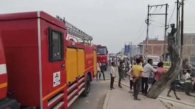 शॉर्ट सर्किट से शांति नगर पावर हाउस में भीषण आग, हजारों ट्रांसफार्मर बॉक्स जलकर राख
फतेहपुर में बिजली विभाग को बड़ा नुकसान, फायर ब्रिगेड की तत्परता से टला बड़ा हादसा
सदर कोतवाली क्षेत्र में मची अफरा-तफरी, आग के कारणों की जांच शुरू
✒️रिपोर्ट अजय श्रीवास्तव
फतेहपुर। उत्तर प्रदेश के फतेहपुर जनपद में स्थित शांति नगर पावर हाउस में मंगलवार को अचानक भीषण आग लगने से हड़कंप मच गया। प्रारंभिक जानकारी के अनुसार आग शॉर्ट सर्किट के कारण लगी, जिसने देखते ही देखते विकराल रूप धारण कर लिया। घटना में बड़ी संख्या में ट्रांसफार्मर बॉक्स जलकर नष्ट हो गए। सूचना मिलते ही फायर ब्रिगेड की कई गाड़ियां मौके पर पहुंचीं और कड़ी मशक्कत के बाद आग पर काबू पाया गया। फिलहाल प्रशासन नुकसान का आकलन करने और घटना के कारणों की जांच में जुटा हुआ है
फतेहपुर शहर के सदर कोतवाली क्षेत्र स्थित शांति नगर पावर हाउस में मंगलवार को उस समय अफरा-तफरी मच गई जब परिसर से अचानक धुएं और आग की ऊंची लपटें उठने लगीं। प्रत्यक्षदर्शियों के अनुसार कुछ ही मिनटों में आग ने पावर हाउस परिसर में रखे ट्रांसफार्मर बॉक्सों को अपनी चपेट में ले लिया।
बताया जा रहा है कि आग लगने का संभावित कारण शॉर्ट सर्किट माना जा रहा है। आग इतनी भीषण थी कि दूर-दूर तक धुएं का गुबार दिखाई देने लगा। स्थानीय लोगों ने तत्काल पुलिस और अग्निशमन विभाग को सूचना दी।
सूचना मिलते ही फायर ब्रिगेड की टीम घटनास्थल पर पहुंची और कई घंटे की मशक्कत के बाद आग पर नियंत्रण पाया। यदि समय रहते अग्निशमन विभाग मौके पर नहीं पहुंचता तो आग आसपास के क्षेत्रों में भी फैल सकती थी और नुकसान कहीं अधिक बड़ा हो सकता था।
प्रारंभिक जानकारी के अनुसार हजारों ट्रांसफार्मर बॉक्स आग की चपेट में आकर क्षतिग्रस्त हो गए हैं, जिससे बिजली विभाग को भारी आर्थिक नुकसान होने की आशंका है। घटना के बाद विद्युत विभाग के अधिकारी भी मौके पर पहुंचे और स्थिति का जायजा लिया।
स्थानीय नागरिकों का कहना है कि पावर हाउस जैसे संवेदनशील प्रतिष्ठानों में सुरक्षा मानकों का और अधिक कड़ाई से पालन किया जाना चाहिए। घटना के बाद क्षेत्र में बिजली आपूर्ति प्रभावित होने की भी आशंका जताई जा रही है।
वायरल फैक्ट
घटना से जुड़े वीडियो और तस्वीरें सोशल मीडिया पर तेजी से वायरल हो रही हैं। वायरल वीडियो में पावर हाउस परिसर से उठती आग की ऊंची लपटें और धुएं का घना गुबार दिखाई दे रहा है। लोगों ने फायर ब्रिगेड की त्वरित कार्रवाई की सराहना करते हुए भविष्य में ऐसी घटनाओं की रोकथाम के लिए स्थायी उपायों की मांग की है।
फतेहपुर के शांति नगर पावर हाउस में लगी यह आग एक बार फिर महत्वपूर्ण विद्युत प्रतिष्ठानों में सुरक्षा व्यवस्था और नियमित तकनीकी निरीक्षण की आवश्यकता को रेखांकित करती है। प्रशासन और विद्युत विभाग की जांच से यह स्पष्ट होगा कि आग किन परिस्थितियों में लगी और भविष्य में ऐसी घटनाओं को रोकने के लिए क्या कदम उठाए जाएंगे।
🟥 ND NEWS की विशेष अपील
ND NEWS | दैनिक निष्पक्ष धारा विद्युत विभाग, प्रशासन और आम नागरिकों से अपील करता है कि विद्युत सुरक्षा को सर्वोच्च प्राथमिकता दी जाए।
पावर हाउस, ट्रांसफार्मर यार्ड और विद्युत उपकेंद्रों का नियमित तकनीकी निरीक्षण कराया जाए ताकि किसी भी संभावित खतरे को समय रहते रोका जा सके।
👇👇
@dgpup
@UPGovt
@RSSorg
@Uppolice
@wpl1090
@RSSgeet
@MIB_India
@PMOIndia
@HMOIndia
@EMofficeUP
@VHPDigital
@CMOUP_RC
@igrangealld
@UPPCLLKO
@myogioffice
@InfoDeptUP
@MD_PuVVNL
@dmfatehpur
@MVVNLHQ
@CMOfficeUP
@ChiefSecyUP
@MahantYogiG
@ChiefSecy_UP
@edpmcuppcl
@EE_Trans_Hapur
@UppclNishant
@DVVNL_Care
@BajrangDalOrg
@fatehpurpolice
@myogiadityanath
@puvvnlvaranasi
@puvvnlfatehpur
@112UttarPradesh
@ADGZonPrayagraj
@CommissionerPrg
@VINODKUMARGAN15
👇🏿👇🏿
#NDNews #दैनिकनिष्पक्षधारा #Fatehpur #ShantiNagarPowerHouse #PowerHouseFire #ShortCircuit #FireIncident #FatehpurNews #UPPCL #UPFireService #UPPolice #BreakingNews #NDNewsChannel
#NDNewsChannel #FatehpurPolice #AbhimanyuMangalik #UPPCL #UPFireService #PowerHouseFire #ShortCircuit #Fatehpur #ElectricityDepartment #BreakingNews
👇🏿👇🏿👇🏿
🟥 ND NEWS | दैनिक निष्पक्ष धारा
मुख्य संपादक / संस्थापक: राजन सिंह हाड़ा
सह-संपादक: शालिनी सिंह भदौरिया
📍 कार्यालय-3: U158, हीरा स्वीट्स के पास, विकास मार्ग, लक्ष्मी नगर, पूर्वी दिल्ली
पिन कोड – (110092) (NCR)
📍 कार्यालय-2: विधानसभा रोड, बर्लिंगटन चौराहा,लखनऊ (226001) (UP)
📞 मोबाइल: 9696119696