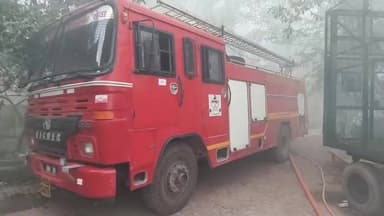 शॉर्ट सर्किट से शांति नगर पावर हाउस में भीषण आग, हजारों ट्रांसफार्मर बॉक्स जलकर राख
फतेहपुर में बिजली विभाग को बड़ा नुकसान, फायर ब्रिगेड की तत्परता से टला बड़ा हादसा
सदर कोतवाली क्षेत्र में मची अफरा-तफरी, आग के कारणों की जांच शुरू
✒️रिपोर्ट अजय श्रीवास्तव
फतेहपुर। उत्तर प्रदेश के फतेहपुर जनपद में स्थित शांति नगर पावर हाउस में मंगलवार को अचानक भीषण आग लगने से हड़कंप मच गया। प्रारंभिक जानकारी के अनुसार आग शॉर्ट सर्किट के कारण लगी, जिसने देखते ही देखते विकराल रूप धारण कर लिया। घटना में बड़ी संख्या में ट्रांसफार्मर बॉक्स जलकर नष्ट हो गए। सूचना मिलते ही फायर ब्रिगेड की कई गाड़ियां मौके पर पहुंचीं और कड़ी मशक्कत के बाद आग पर काबू पाया गया। फिलहाल प्रशासन नुकसान का आकलन करने और घटना के कारणों की जांच में जुटा हुआ है
फतेहपुर शहर के सदर कोतवाली क्षेत्र स्थित शांति नगर पावर हाउस में मंगलवार को उस समय अफरा-तफरी मच गई जब परिसर से अचानक धुएं और आग की ऊंची लपटें उठने लगीं। प्रत्यक्षदर्शियों के अनुसार कुछ ही मिनटों में आग ने पावर हाउस परिसर में रखे ट्रांसफार्मर बॉक्सों को अपनी चपेट में ले लिया।
बताया जा रहा है कि आग लगने का संभावित कारण शॉर्ट सर्किट माना जा रहा है। आग इतनी भीषण थी कि दूर-दूर तक धुएं का गुबार दिखाई देने लगा। स्थानीय लोगों ने तत्काल पुलिस और अग्निशमन विभाग को सूचना दी।
सूचना मिलते ही फायर ब्रिगेड की टीम घटनास्थल पर पहुंची और कई घंटे की मशक्कत के बाद आग पर नियंत्रण पाया। यदि समय रहते अग्निशमन विभाग मौके पर नहीं पहुंचता तो आग आसपास के क्षेत्रों में भी फैल सकती थी और नुकसान कहीं अधिक बड़ा हो सकता था।
प्रारंभिक जानकारी के अनुसार हजारों ट्रांसफार्मर बॉक्स आग की चपेट में आकर क्षतिग्रस्त हो गए हैं, जिससे बिजली विभाग को भारी आर्थिक नुकसान होने की आशंका है। घटना के बाद विद्युत विभाग के अधिकारी भी मौके पर पहुंचे और स्थिति का जायजा लिया।
स्थानीय नागरिकों का कहना है कि पावर हाउस जैसे संवेदनशील प्रतिष्ठानों में सुरक्षा मानकों का और अधिक कड़ाई से पालन किया जाना चाहिए। घटना के बाद क्षेत्र में बिजली आपूर्ति प्रभावित होने की भी आशंका जताई जा रही है।
वायरल फैक्ट
घटना से जुड़े वीडियो और तस्वीरें सोशल मीडिया पर तेजी से वायरल हो रही हैं। वायरल वीडियो में पावर हाउस परिसर से उठती आग की ऊंची लपटें और धुएं का घना गुबार दिखाई दे रहा है। लोगों ने फायर ब्रिगेड की त्वरित कार्रवाई की सराहना करते हुए भविष्य में ऐसी घटनाओं की रोकथाम के लिए स्थायी उपायों की मांग की है।
फतेहपुर के शांति नगर पावर हाउस में लगी यह आग एक बार फिर महत्वपूर्ण विद्युत प्रतिष्ठानों में सुरक्षा व्यवस्था और नियमित तकनीकी निरीक्षण की आवश्यकता को रेखांकित करती है। प्रशासन और विद्युत विभाग की जांच से यह स्पष्ट होगा कि आग किन परिस्थितियों में लगी और भविष्य में ऐसी घटनाओं को रोकने के लिए क्या कदम उठाए जाएंगे।
🟥 ND NEWS की विशेष अपील
ND NEWS | दैनिक निष्पक्ष धारा विद्युत विभाग, प्रशासन और आम नागरिकों से अपील करता है कि विद्युत सुरक्षा को सर्वोच्च प्राथमिकता दी जाए।
पावर हाउस, ट्रांसफार्मर यार्ड और विद्युत उपकेंद्रों का नियमित तकनीकी निरीक्षण कराया जाए ताकि किसी भी संभावित खतरे को समय रहते रोका जा सके।
👇👇
@dgpup
@UPGovt
@RSSorg
@Uppolice
@wpl1090
@RSSgeet
@MIB_India
@PMOIndia
@HMOIndia
@EMofficeUP
@VHPDigital
@CMOUP_RC
@igrangealld
@UPPCLLKO
@myogioffice
@InfoDeptUP
@MD_PuVVNL
@dmfatehpur
@MVVNLHQ
@CMOfficeUP
@ChiefSecyUP
@MahantYogiG
@ChiefSecy_UP
@edpmcuppcl
@EE_Trans_Hapur
@UppclNishant
@DVVNL_Care
@BajrangDalOrg
@fatehpurpolice
@myogiadityanath
@puvvnlvaranasi
@puvvnlfatehpur
@112UttarPradesh
@ADGZonPrayagraj
@CommissionerPrg
@VINODKUMARGAN15
👇🏿👇🏿
#NDNews #दैनिकनिष्पक्षधारा #Fatehpur #ShantiNagarPowerHouse #PowerHouseFire #ShortCircuit #FireIncident #FatehpurNews #UPPCL #UPFireService #UPPolice #BreakingNews #NDNewsChannel
#NDNewsChannel #FatehpurPolice #AbhimanyuMangalik #UPPCL #UPFireService #PowerHouseFire #ShortCircuit #Fatehpur #ElectricityDepartment #BreakingNews
👇🏿👇🏿👇🏿
🟥 ND NEWS | दैनिक निष्पक्ष धारा
मुख्य संपादक / संस्थापक: राजन सिंह हाड़ा
सह-संपादक: शालिनी सिंह भदौरिया
📍 कार्यालय-3: U158, हीरा स्वीट्स के पास, विकास मार्ग, लक्ष्मी नगर, पूर्वी दिल्ली
पिन कोड – (110092) (NCR)
📍 कार्यालय-2: विधानसभा रोड, बर्लिंगटन चौराहा,लखनऊ (226001) (UP)
📞 मोबाइल: 9696119696