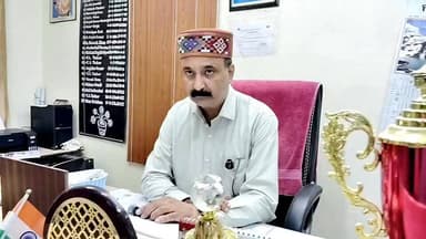 सलूणी: शिक्षा विभाग के डिप्टी डायरेक्टर्स पहुंचे अनशन स्थल, समाधान के आश्वासन पर टूटा अनशन
सलूणी में शिक्षकों के रिक्त पदों को भरने की मांग को लेकर चल रहे क्रमिक अनशन के बीच शिक्षा विभाग के डिप्टी डायरेक्टर्स अनशन स्थल पर पहुंचे और आंदोलनकारियों से विस्तृत बातचीत की। प्रशासन एवं शिक्षा विभाग की ओर से शिक्षकों की व्यवस्था और उचित समाधान का आश्वासन दिए जाने के बाद अनशनकारी अपनी मांगों पर सकारात्मक सहमति जताते हुए अनशन समाप्त करने पर राजी हो गए।
इसके बाद डिप्टी डायरेक्टर के हाथों जूस पीकर आंदोलनकारियों ने अपना अनशन समाप्त किया। इस दौरान स्थानीय लोगों, अभिभावकों और समाजसेवियों ने उम्मीद जताई कि विभाग द्वारा किए गए आश्वासनों को शीघ्र धरातल पर उतारा जाएगा, जिससे विद्यार्थियों की पढ़ाई प्रभावित न हो और क्षेत्र की शिक्षा व्यवस्था मजबूत हो सके।
सुनील पहाड़ी ✍️
Pahadi News Suneel Pahadi
#सलूणी #ChambaNews #Education #HimachalPradesh #Teachers #Salooni #Chamba #BreakingNews #HimachalNews #Students