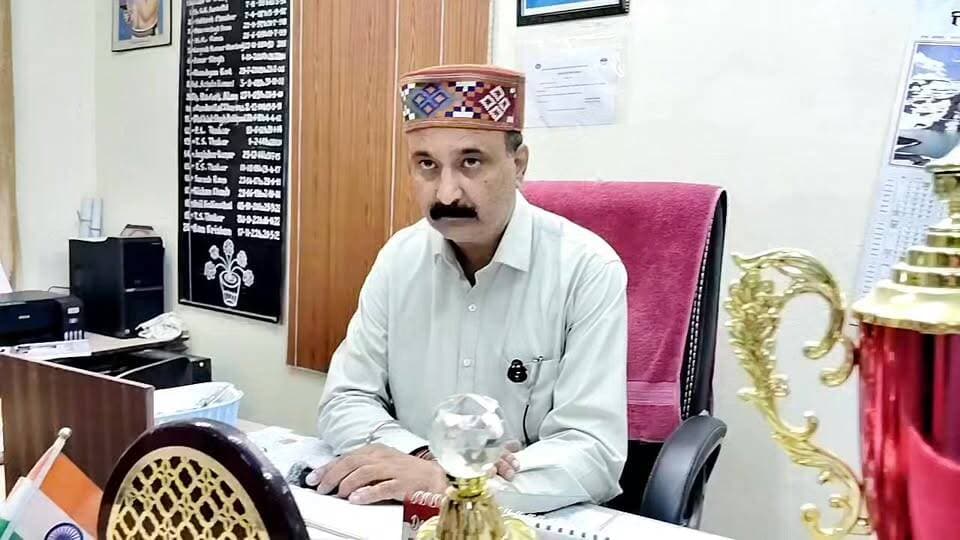 सलूणी: शिक्षा विभाग के डिप्टी डायरेक्टर्स पहुंचे अनशन स्थल, समाधान के आश्वासन पर टूटा अनशन
सलूणी में शिक्षकों के रिक्त पदों को भरने की मांग को लेकर चल रहे क्रमिक अनशन के बीच शिक्षा विभाग के डिप्टी डायरेक्टर्स अनशन स्थल पर पहुंचे और आंदोलनकारियों से विस्तृत बातचीत की। प्रशासन एवं शिक्षा विभाग की ओर से शिक्षकों की व्यवस्था और उचित समाधान का आश्वासन दिए जाने के बाद अनशनकारी अपनी मांगों पर सकारात्मक सहमति जताते हुए अनशन समाप्त करने पर राजी हो गए।
इसके बाद डिप्टी डायरेक्टर के हाथों जूस पीकर आंदोलनकारियों ने अपना अनशन समाप्त किया। इस दौरान स्थानीय लोगों, अभिभावकों और समाजसेवियों ने उम्मीद जताई कि विभाग द्वारा किए गए आश्वासनों को शीघ्र धरातल पर उतारा जाएगा, जिससे विद्यार्थियों की पढ़ाई प्रभावित न हो और क्षेत्र की शिक्षा व्यवस्था मजबूत हो सके।
सुनील पहाड़ी ✍️
Pahadi News Suneel Pahadi
#सलूणी #ChambaNews #Education #HimachalPradesh #Teachers #Salooni #Chamba #BreakingNews #HimachalNews #Students