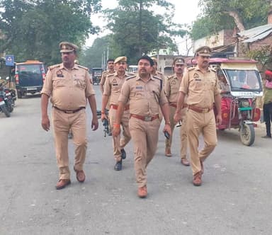 #SitapurPolice क्षेत्राधिकारी सिधौली द्वारा शांति/सुरक्षा व्यवस्था के दृष्टिगत बाजार एवं भीड़-भाड़ वाले स्थानों एवं महत्वपूर्ण प्रतिष्ठानों के आस-पास फुट पेट्रोलिंग कर सुरक्षा व्यवस्था का जायजा लिया गया। #UPPolice
@Igrangelucknow https://t.co/qoGWa0U4Li