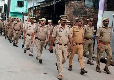#SitapurPolice थाना लहरपुर पुलिस द्वारा अपराध नियंत्रण, शांति/सुरक्षा एवं कानून व्यवस्था तथा जनमानस में सुरक्षा की भावना बनाये रखने हेतु मुख्य मार्गों, बाजारों एवं भीड़-भाड़ वाले स्थानों पर पैदल गश्त की जा रही है।
#UPPolice #Footpatrolling
@Igrangelucknow https://t.co/uoT2rMt8XE