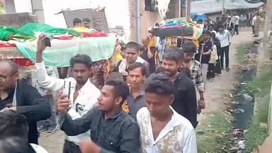 हसवा में निकला ऐतिहासिक सातवीं पलंग का जुलूस, हजारों जायरीनों ने की शिरकत
मातम, नौहाखानी और लंगर के बीच गूंजा मोहब्बत व भाईचारे का संदेश
सौ वर्षों से चली आ रही परंपरा का भव्य आयोजन, प्रशासन रहा मुस्तैद
✒️रिपोर्ट राहुल गुप्ता
फतेहपुर। मोहर्रम के अवसर पर फतेहपुर जनपद के हसवा कस्बे में आयोजित सातवीं पलंग का ऐतिहासिक जुलूस मंगलवार को श्रद्धा, अनुशासन और सौहार्दपूर्ण वातावरण में संपन्न हुआ। लाल हाता से शुरू होकर विभिन्न मार्गों से गुजरने वाले इस पारंपरिक जुलूस में बड़ी संख्या में जायरीनों ने भाग लिया। मातम, नौहाखानी और लंगर वितरण के साथ आयोजित इस धार्मिक कार्यक्रम ने क्षेत्र में गंगा-जमुनी तहजीब और सामाजिक एकता की मिसाल पेश की।
फतेहपुर जनपद के हसवा कस्बे में मोहर्रम की सातवीं तारीख को निकलने वाला ऐतिहासिक पलंग जुलूस पूरे धार्मिक उत्साह और श्रद्धा के साथ संपन्न हुआ। जुलूस लाल हाता से प्रारंभ होकर हरा हाता, चौगलिया और बाजार क्षेत्र से होते हुए अपने निर्धारित मार्ग पर आगे बढ़ा।
जुलूस के दौरान बड़ी संख्या में जायरीन शामिल हुए और इमाम हुसैन की शहादत को याद करते हुए जंजीर एवं कमा का मातम किया गया। बाजार क्षेत्र में पहुंचने पर नौहाखानी का विशेष कार्यक्रम आयोजित हुआ, जिसमें प्रसिद्ध नौहाखानों सुहैल ज़ैदी, कौशर रिजवी और सरवर हुसैन ने अपने मार्मिक नौहे पेश किए।
श्रद्धालुओं ने अपनी मन्नतें पूरी होने पर पलंग पर फूल और रेवड़ी चढ़ाई तथा परिवार की खुशहाली और अमन-चैन के लिए दुआएं मांगीं। जुलूस के दौरान जगह-जगह सबील और लंगर की व्यवस्था भी की गई।
चौधराना मोहल्ले में सलीम द्वारा जायरीनों को शरबत पिलाया गया, जबकि जुबैर और छोटे ने बिस्कुट वितरित कर सेवा कार्य में योगदान दिया। पूरे मार्ग पर सामाजिक और धार्मिक संगठनों द्वारा श्रद्धालुओं के लिए विभिन्न व्यवस्थाएं की गईं।
जुलूस कमेटी के संयोजक ताजदार ज़ैदी ने बताया कि लाल हाता से सातवीं पलंग का यह जुलूस लगभग सौ वर्षों से निरंतर निकाला जा रहा है और यह क्षेत्र की सांस्कृतिक एवं धार्मिक विरासत का महत्वपूर्ण हिस्सा है। उन्होंने कार्यक्रम के सफल संचालन में प्रशासन और पुलिस विभाग के सहयोग के लिए आभार व्यक्त किया।
सुरक्षा व्यवस्था के दृष्टिगत थरियांव थाना प्रभारी शमशेर सिंह, हसवा चौकी प्रभारी अरुण कुमार मौर्य सहित पुलिस बल पूरे समय क्षेत्र में तैनात रहा। पुलिस द्वारा लगातार गश्त कर शांति एवं कानून व्यवस्था बनाए रखी गई।
इस अवसर पर ताजदार ज़ैदी, हुसैन रिजवी, शमशाद रिजवी, अज्जू,काजिम रिजवी सहित जुलूस कमेटी के अनेक सदस्य एवं क्षेत्र के गणमान्य नागरिक उपस्थित रहे।
वायरल फैक्ट
सातवीं पलंग के जुलूस की तस्वीरें और वीडियो सोशल मीडिया पर तेजी से साझा किए जा रहे हैं।विशेष रूप से श्रद्धालुओं की भारी भागीदारी, नौहाखानी और लंगर वितरण के दृश्य लोगों के बीच चर्चा का विषय बने हुए हैं।स्थानीय लोगों ने इसे धार्मिक आस्था और सामाजिक एकता का प्रतीक बताया।
हसवा में आयोजित सातवीं पलंग का जुलूस केवल एक धार्मिक आयोजन नहीं बल्कि सामाजिक सद्भाव,परंपरा और सामुदायिक सहभागिता का जीवंत उदाहरण भी है।दशकों पुरानी इस परंपरा ने एक बार फिर यह संदेश दिया कि विविधता में एकता और आपसी सम्मान ही समाज की सबसे बड़ी ताकत है
🟥 अपील
NDNEWS | दैनिक निष्पक्ष धारा सभी नागरिकों से अपील करता है कि धार्मिक आयोजनों को शांति,अनुशासन और आपसी भाईचारे के साथ संपन्न कराएं।सभी समुदायों की आस्था का सम्मान करना और सामाजिक सौहार्द बनाए रखना हम सभी की साझा जिम्मेदारी है।
👇👇
@dgpup
@RSSorg
@UPGovt
@wpl1090
@RSSgeet
@Uppolice
@MIB_India
@PMOIndia
@HMOIndia
@abmanglik
@VHPDigital
@igrangealld
@myogioffice
@InfoDeptUP
@dmfatehpur
@sdmsadarftp
@CMOfficeUP
@CMOUP_RC
@ChiefSecyUP
@ChiefSecyUP
@MahantYogiG
@FatehpurSdm
@fatehpurpolice
@BajrangDalOrg
@112UttarPradesh
@myogiadityanath
@CommissionerPrg
@ADGZonPrayagraj
👇🏿👇🏿
#NDNews #दैनिकनिष्पक्षधारा #Fatehpur #Haswa #Muharram2026 #SaatviPalan #MuharramProcession #CommunalHarmony #Peace #Brotherhood #FatehpurNews
#NDNewsChannel #FatehpurPolice #Haswa #Muharram #TajdarZaidi #CommunalHarmony #PeaceAndUnity #Fatehpur #UPPolice #BreakingNews
👇🏿👇🏿👇🏿
🟥 ND NEWS | दैनिक निष्पक्ष धारा
मुख्य संपादक / संस्थापक: राजन सिंह हाड़ा
सह-संपादक: शालिनी सिंह भदौरिया
📍 कार्यालय-3: U158, हीरा स्वीट्स के पास, विकास मार्ग, लक्ष्मी नगर, पूर्वी दिल्ली(110092) (NCR)
📍 कार्यालय-2: विधानसभा रोड, बर्लिंगटन चौराहा, लखनऊ (226001) (UP)
📍 कार्यालय-1: 1/1 अटल बिहारी चौराहा, नियर बर्मा चौराहा, फतेहपुर (212601) (UP)
📞 मोबाइल: 9696119696