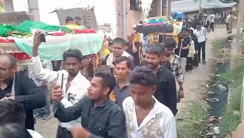 हसवा में निकला ऐतिहासिक सातवीं पलंग का जुलूस, हजारों जायरीनों ने की शिरकत
मातम, नौहाखानी और लंगर के बीच गूंजा मोहब्बत व भाईचारे का संदेश
सौ वर्षों से चली आ रही परंपरा का भव्य आयोजन, प्रशासन रहा मुस्तैद
✒️रिपोर्ट राहुल गुप्ता
फतेहपुर। मोहर्रम के अवसर पर फतेहपुर जनपद के हसवा कस्बे में आयोजित सातवीं पलंग का ऐतिहासिक जुलूस मंगलवार को श्रद्धा, अनुशासन और सौहार्दपूर्ण वातावरण में संपन्न हुआ। लाल हाता से शुरू होकर विभिन्न मार्गों से गुजरने वाले इस पारंपरिक जुलूस में बड़ी संख्या में जायरीनों ने भाग लिया। मातम, नौहाखानी और लंगर वितरण के साथ आयोजित इस धार्मिक कार्यक्रम ने क्षेत्र में गंगा-जमुनी तहजीब और सामाजिक एकता की मिसाल पेश की।
फतेहपुर जनपद के हसवा कस्बे में मोहर्रम की सातवीं तारीख को निकलने वाला ऐतिहासिक पलंग जुलूस पूरे धार्मिक उत्साह और श्रद्धा के साथ संपन्न हुआ। जुलूस लाल हाता से प्रारंभ होकर हरा हाता, चौगलिया और बाजार क्षेत्र से होते हुए अपने निर्धारित मार्ग पर आगे बढ़ा।
जुलूस के दौरान बड़ी संख्या में जायरीन शामिल हुए और इमाम हुसैन की शहादत को याद करते हुए जंजीर एवं कमा का मातम किया गया। बाजार क्षेत्र में पहुंचने पर नौहाखानी का विशेष कार्यक्रम आयोजित हुआ, जिसमें प्रसिद्ध नौहाखानों सुहैल ज़ैदी, कौशर रिजवी और सरवर हुसैन ने अपने मार्मिक नौहे पेश किए।
श्रद्धालुओं ने अपनी मन्नतें पूरी होने पर पलंग पर फूल और रेवड़ी चढ़ाई तथा परिवार की खुशहाली और अमन-चैन के लिए दुआएं मांगीं। जुलूस के दौरान जगह-जगह सबील और लंगर की व्यवस्था भी की गई।
चौधराना मोहल्ले में सलीम द्वारा जायरीनों को शरबत पिलाया गया, जबकि जुबैर और छोटे ने बिस्कुट वितरित कर सेवा कार्य में योगदान दिया। पूरे मार्ग पर सामाजिक और धार्मिक संगठनों द्वारा श्रद्धालुओं के लिए विभिन्न व्यवस्थाएं की गईं।
जुलूस कमेटी के संयोजक ताजदार ज़ैदी ने बताया कि लाल हाता से सातवीं पलंग का यह जुलूस लगभग सौ वर्षों से निरंतर निकाला जा रहा है और यह क्षेत्र की सांस्कृतिक एवं धार्मिक विरासत का महत्वपूर्ण हिस्सा है। उन्होंने कार्यक्रम के सफल संचालन में प्रशासन और पुलिस विभाग के सहयोग के लिए आभार व्यक्त किया।
सुरक्षा व्यवस्था के दृष्टिगत थरियांव थाना प्रभारी शमशेर सिंह, हसवा चौकी प्रभारी अरुण कुमार मौर्य सहित पुलिस बल पूरे समय क्षेत्र में तैनात रहा। पुलिस द्वारा लगातार गश्त कर शांति एवं कानून व्यवस्था बनाए रखी गई।
इस अवसर पर ताजदार ज़ैदी, हुसैन रिजवी, शमशाद रिजवी, अज्जू,काजिम रिजवी सहित जुलूस कमेटी के अनेक सदस्य एवं क्षेत्र के गणमान्य नागरिक उपस्थित रहे।
वायरल फैक्ट
सातवीं पलंग के जुलूस की तस्वीरें और वीडियो सोशल मीडिया पर तेजी से साझा किए जा रहे हैं।विशेष रूप से श्रद्धालुओं की भारी भागीदारी, नौहाखानी और लंगर वितरण के दृश्य लोगों के बीच चर्चा का विषय बने हुए हैं।स्थानीय लोगों ने इसे धार्मिक आस्था और सामाजिक एकता का प्रतीक बताया।
हसवा में आयोजित सातवीं पलंग का जुलूस केवल एक धार्मिक आयोजन नहीं बल्कि सामाजिक सद्भाव,परंपरा और सामुदायिक सहभागिता का जीवंत उदाहरण भी है।दशकों पुरानी इस परंपरा ने एक बार फिर यह संदेश दिया कि विविधता में एकता और आपसी सम्मान ही समाज की सबसे बड़ी ताकत है
🟥 अपील
NDNEWS | दैनिक निष्पक्ष धारा सभी नागरिकों से अपील करता है कि धार्मिक आयोजनों को शांति,अनुशासन और आपसी भाईचारे के साथ संपन्न कराएं।सभी समुदायों की आस्था का सम्मान करना और सामाजिक सौहार्द बनाए रखना हम सभी की साझा जिम्मेदारी है।
👇👇
@dgpup
@RSSorg
@UPGovt
@wpl1090
@RSSgeet
@Uppolice
@MIB_India
@PMOIndia
@HMOIndia
@abmanglik
@VHPDigital
@igrangealld
@myogioffice
@InfoDeptUP
@dmfatehpur
@sdmsadarftp
@CMOfficeUP
@CMOUP_RC
@ChiefSecyUP
@ChiefSecyUP
@MahantYogiG
@FatehpurSdm
@fatehpurpolice
@BajrangDalOrg
@112UttarPradesh
@myogiadityanath
@CommissionerPrg
@ADGZonPrayagraj
👇🏿👇🏿
#NDNews #दैनिकनिष्पक्षधारा #Fatehpur #Haswa #Muharram2026 #SaatviPalan #MuharramProcession #CommunalHarmony #Peace #Brotherhood #FatehpurNews
#NDNewsChannel #FatehpurPolice #Haswa #Muharram #TajdarZaidi #CommunalHarmony #PeaceAndUnity #Fatehpur #UPPolice #BreakingNews
👇🏿👇🏿👇🏿
🟥 ND NEWS | दैनिक निष्पक्ष धारा
मुख्य संपादक / संस्थापक: राजन सिंह हाड़ा
सह-संपादक: शालिनी सिंह भदौरिया
📍 कार्यालय-3: U158, हीरा स्वीट्स के पास, विकास मार्ग, लक्ष्मी नगर, पूर्वी दिल्ली(110092) (NCR)
📍 कार्यालय-2: विधानसभा रोड, बर्लिंगटन चौराहा, लखनऊ (226001) (UP)
📍 कार्यालय-1: 1/1 अटल बिहारी चौराहा, नियर बर्मा चौराहा, फतेहपुर (212601) (UP)
📞 मोबाइल: 9696119696