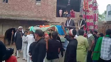 हसवा में निकला ऐतिहासिक सातवीं पलंग का जुलूस, हजारों जायरीनों ने की शिरकत
मातम, नौहाखानी और लंगर के बीच गूंजा मोहब्बत व भाईचारे का संदेश
सौ वर्षों से चली आ रही परंपरा का भव्य आयोजन, प्रशासन रहा मुस्तैद
✒️रिपोर्ट राहुल गुप्ता
फतेहपुर। मोहर्रम के अवसर पर फतेहपुर जनपद के हसवा कस्बे में आयोजित सातवीं पलंग का ऐतिहासिक जुलूस मंगलवार को श्रद्धा, अनुशासन और सौहार्दपूर्ण वातावरण में संपन्न हुआ। लाल हाता से शुरू होकर विभिन्न मार्गों से गुजरने वाले इस पारंपरिक जुलूस में बड़ी संख्या में जायरीनों ने भाग लिया। मातम, नौहाखानी और लंगर वितरण के साथ आयोजित इस धार्मिक कार्यक्रम ने क्षेत्र में गंगा-जमुनी तहजीब और सामाजिक एकता की मिसाल पेश की।
फतेहपुर जनपद के हसवा कस्बे में मोहर्रम की सातवीं तारीख को निकलने वाला ऐतिहासिक पलंग जुलूस पूरे धार्मिक उत्साह और श्रद्धा के साथ संपन्न हुआ। जुलूस लाल हाता से प्रारंभ होकर हरा हाता, चौगलिया और बाजार क्षेत्र से होते हुए अपने निर्धारित मार्ग पर आगे बढ़ा।
जुलूस के दौरान बड़ी संख्या में जायरीन शामिल हुए और इमाम हुसैन की शहादत को याद करते हुए जंजीर एवं कमा का मातम किया गया। बाजार क्षेत्र में पहुंचने पर नौहाखानी का विशेष कार्यक्रम आयोजित हुआ, जिसमें प्रसिद्ध नौहाखानों सुहैल ज़ैदी, कौशर रिजवी और सरवर हुसैन ने अपने मार्मिक नौहे पेश किए।
श्रद्धालुओं ने अपनी मन्नतें पूरी होने पर पलंग पर फूल और रेवड़ी चढ़ाई तथा परिवार की खुशहाली और अमन-चैन के लिए दुआएं मांगीं। जुलूस के दौरान जगह-जगह सबील और लंगर की व्यवस्था भी की गई।
चौधराना मोहल्ले में सलीम द्वारा जायरीनों को शरबत पिलाया गया, जबकि जुबैर और छोटे ने बिस्कुट वितरित कर सेवा कार्य में योगदान दिया। पूरे मार्ग पर सामाजिक और धार्मिक संगठनों द्वारा श्रद्धालुओं के लिए विभिन्न व्यवस्थाएं की गईं।
जुलूस कमेटी के संयोजक ताजदार ज़ैदी ने बताया कि लाल हाता से सातवीं पलंग का यह जुलूस लगभग सौ वर्षों से निरंतर निकाला जा रहा है और यह क्षेत्र की सांस्कृतिक एवं धार्मिक विरासत का महत्वपूर्ण हिस्सा है। उन्होंने कार्यक्रम के सफल संचालन में प्रशासन और पुलिस विभाग के सहयोग के लिए आभार व्यक्त किया।
सुरक्षा व्यवस्था के दृष्टिगत थरियांव थाना प्रभारी शमशेर सिंह, हसवा चौकी प्रभारी अरुण कुमार मौर्य सहित पुलिस बल पूरे समय क्षेत्र में तैनात रहा। पुलिस द्वारा लगातार गश्त कर शांति एवं कानून व्यवस्था बनाए रखी गई।
इस अवसर पर ताजदार ज़ैदी, हुसैन रिजवी, शमशाद रिजवी, अज्जू,काजिम रिजवी सहित जुलूस कमेटी के अनेक सदस्य एवं क्षेत्र के गणमान्य नागरिक उपस्थित रहे।
वायरल फैक्ट
सातवीं पलंग के जुलूस की तस्वीरें और वीडियो सोशल मीडिया पर तेजी से साझा किए जा रहे हैं।विशेष रूप से श्रद्धालुओं की भारी भागीदारी, नौहाखानी और लंगर वितरण के दृश्य लोगों के बीच चर्चा का विषय बने हुए हैं।स्थानीय लोगों ने इसे धार्मिक आस्था और सामाजिक एकता का प्रतीक बताया।
हसवा में आयोजित सातवीं पलंग का जुलूस केवल एक धार्मिक आयोजन नहीं बल्कि सामाजिक सद्भाव,परंपरा और सामुदायिक सहभागिता का जीवंत उदाहरण भी है।दशकों पुरानी इस परंपरा ने एक बार फिर यह संदेश दिया कि विविधता में एकता और आपसी सम्मान ही समाज की सबसे बड़ी ताकत है
🟥 अपील
NDNEWS | दैनिक निष्पक्ष धारा सभी नागरिकों से अपील करता है कि धार्मिक आयोजनों को शांति,अनुशासन और आपसी भाईचारे के साथ संपन्न कराएं।सभी समुदायों की आस्था का सम्मान करना और सामाजिक सौहार्द बनाए रखना हम सभी की साझा जिम्मेदारी है।
👇👇
@dgpup
@RSSorg
@UPGovt
@wpl1090
@RSSgeet
@Uppolice
@MIB_India
@PMOIndia
@HMOIndia
@abmanglik
@VHPDigital
@igrangealld
@myogioffice
@InfoDeptUP
@dmfatehpur
@sdmsadarftp
@CMOfficeUP
@CMOUP_RC
@ChiefSecyUP
@ChiefSecyUP
@MahantYogiG
@FatehpurSdm
@fatehpurpolice
@BajrangDalOrg
@112UttarPradesh
@myogiadityanath
@CommissionerPrg
@ADGZonPrayagraj
👇🏿👇🏿
#NDNews #दैनिकनिष्पक्षधारा #Fatehpur #Haswa #Muharram2026 #SaatviPalan #MuharramProcession #CommunalHarmony #Peace #Brotherhood #FatehpurNews
#NDNewsChannel #FatehpurPolice #Haswa #Muharram #TajdarZaidi #CommunalHarmony #PeaceAndUnity #Fatehpur #UPPolice #BreakingNews
👇🏿👇🏿👇🏿
🟥 ND NEWS | दैनिक निष्पक्ष धारा
मुख्य संपादक / संस्थापक: राजन सिंह हाड़ा
सह-संपादक: शालिनी सिंह भदौरिया
📍 कार्यालय-3: U158, हीरा स्वीट्स के पास, विकास मार्ग, लक्ष्मी नगर, पूर्वी दिल्ली(110092) (NCR)
📍 कार्यालय-2: विधानसभा रोड, बर्लिंगटन चौराहा, लखनऊ (226001) (UP)
📍 कार्यालय-1: 1/1 अटल बिहारी चौराहा, नियर बर्मा चौराहा, फतेहपुर (212601) (UP)
📞 मोबाइल: 9696119696