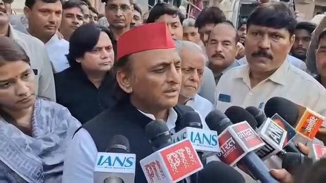 लखनऊ अग्निकांड पर अखिलेश यादव का सरकार पर निशाना, बोले- सुरक्षा नियमों की अनदेखी ने ली जानें....
समाजवादी पार्टी के राष्ट्रीय अध्यक्ष अखिलेश यादव ने लखनऊ अग्निकांड पर गहरा दुख जताते हुए सुरक्षा व्यवस्थाओं पर सवाल उठाए हैं। उन्होंने कहा, "अगर सुरक्षा नियमों का पालन हुआ होता तो इतना बड़ा हादसा न होता। सुरक्षा नियमों का पालन न होने की वजह से इतने लोगों की जान चली गई।" अखिलेश यादव ने इस घटना को गंभीर प्रशासनिक लापरवाही का परिणाम बताते हुए दोषियों के खिलाफ कड़ी कार्रवाई की मांग की।
#AkhileshYadav #LucknowFire #UPPolitics #BreakingNews